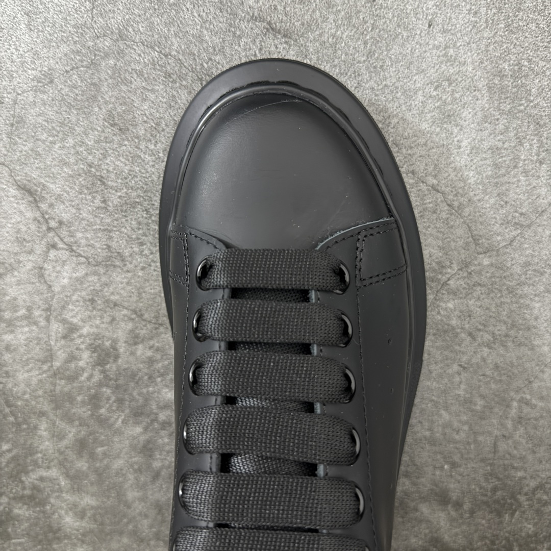 图片[5]-【HT纯原礼盒版】Alexander McQueen/亚历山大麦昆松糕鞋厚底增高小白鞋 黑面黑钻 全市场配色最齐(100+配色) 性价比最高 同价位品质无敌 进口丝绸亚光原版正品 水染羊皮内里 羊皮垫脚 回弹度到位 耐磨又舒适 鞋底厚4.5cm 全套原版包装 配件齐全 官方一致 凹凸定制正品原盒包装 右脚鞋舌嵌入防伪芯片装置 外盒鞋标官方二维码扫码+防伪芯片 尺码：35-45-选品中心