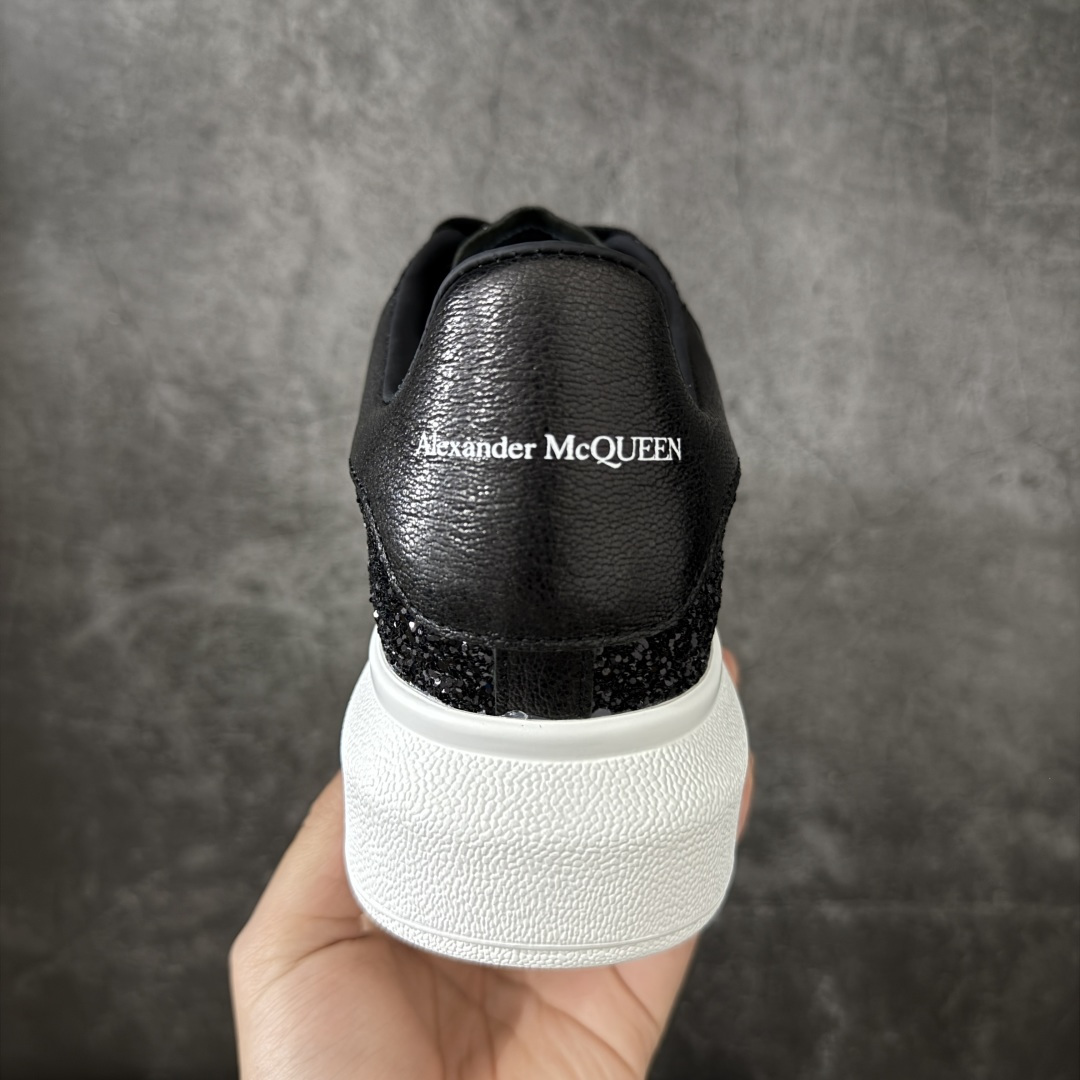 图片[4]-【HT纯原礼盒版】Alexander McQueen/亚历山大麦昆松糕鞋厚底增高小白鞋 黑白满闪钻 全市场配色最齐(100+配色) 性价比最高 同价位品质无敌 进口丝绸亚光原版正品 水染羊皮内里 羊皮垫脚 回弹度到位 耐磨又舒适 鞋底厚4.5cm 全套原版包装 配件齐全 官方一致 凹凸定制正品原盒包装 右脚鞋舌嵌入防伪芯片装置 外盒鞋标官方二维码扫码+防伪芯片 尺码：35-40-选品中心