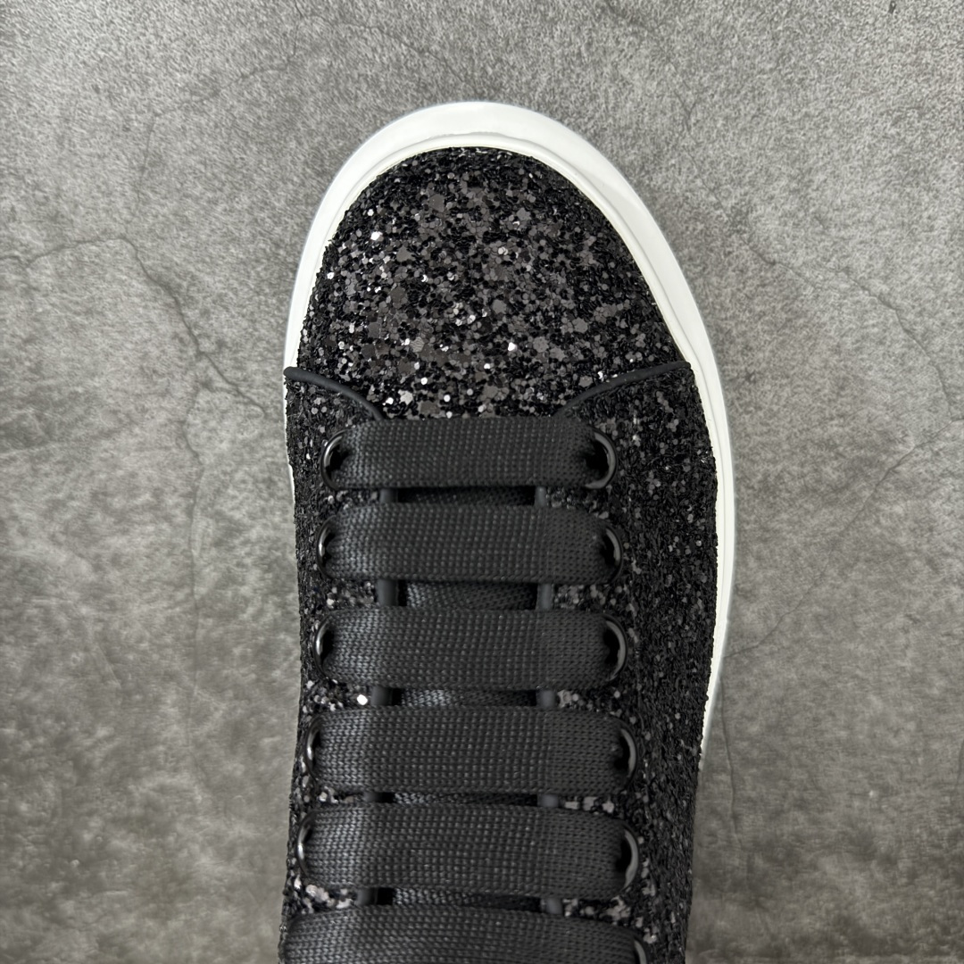 图片[5]-【HT纯原礼盒版】Alexander McQueen/亚历山大麦昆松糕鞋厚底增高小白鞋 黑白满闪钻 全市场配色最齐(100+配色) 性价比最高 同价位品质无敌 进口丝绸亚光原版正品 水染羊皮内里 羊皮垫脚 回弹度到位 耐磨又舒适 鞋底厚4.5cm 全套原版包装 配件齐全 官方一致 凹凸定制正品原盒包装 右脚鞋舌嵌入防伪芯片装置 外盒鞋标官方二维码扫码+防伪芯片 尺码：35-40-选品中心