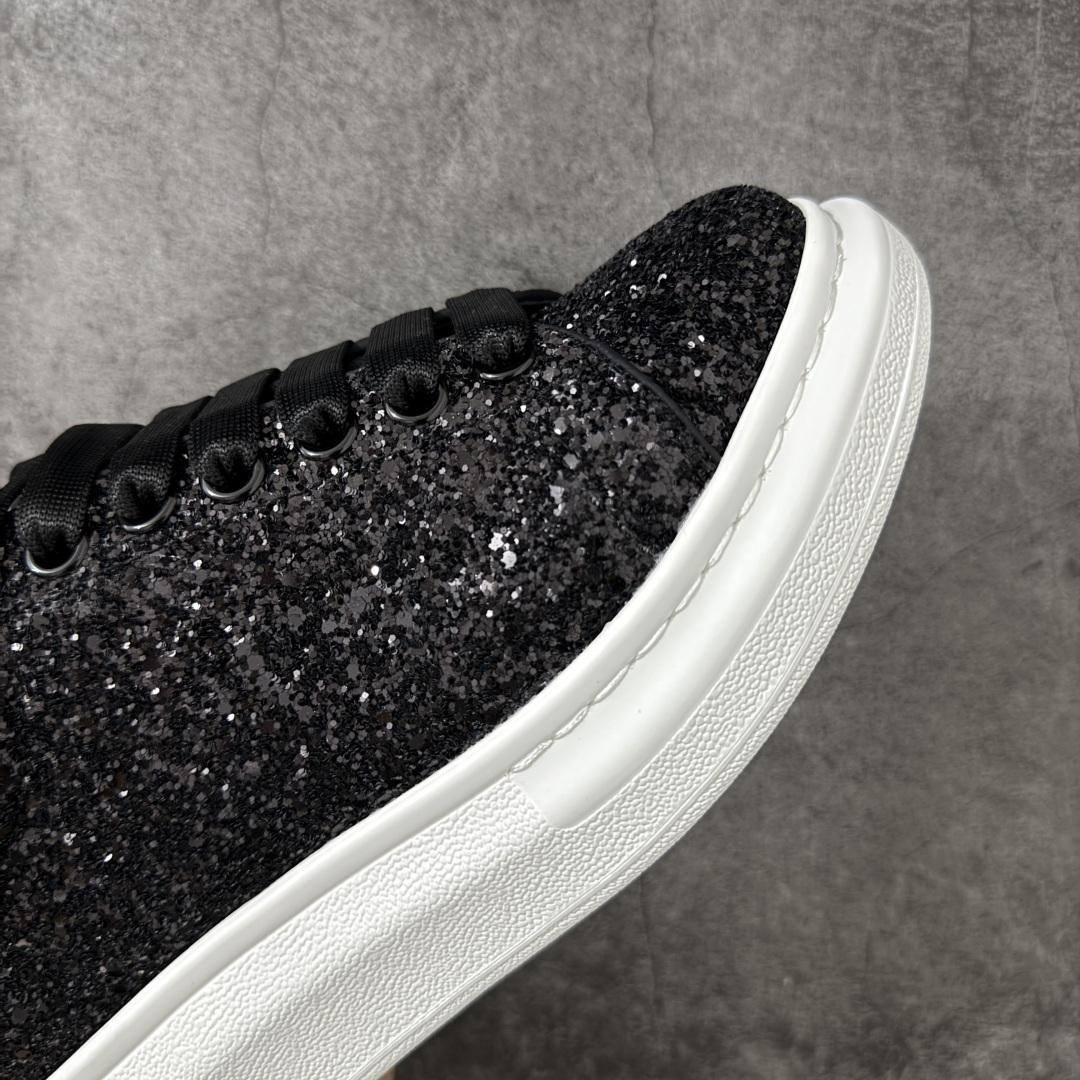 图片[6]-【HT纯原礼盒版】Alexander McQueen/亚历山大麦昆松糕鞋厚底增高小白鞋 黑白满闪钻 全市场配色最齐(100+配色) 性价比最高 同价位品质无敌 进口丝绸亚光原版正品 水染羊皮内里 羊皮垫脚 回弹度到位 耐磨又舒适 鞋底厚4.5cm 全套原版包装 配件齐全 官方一致 凹凸定制正品原盒包装 右脚鞋舌嵌入防伪芯片装置 外盒鞋标官方二维码扫码+防伪芯片 尺码：35-40-选品中心