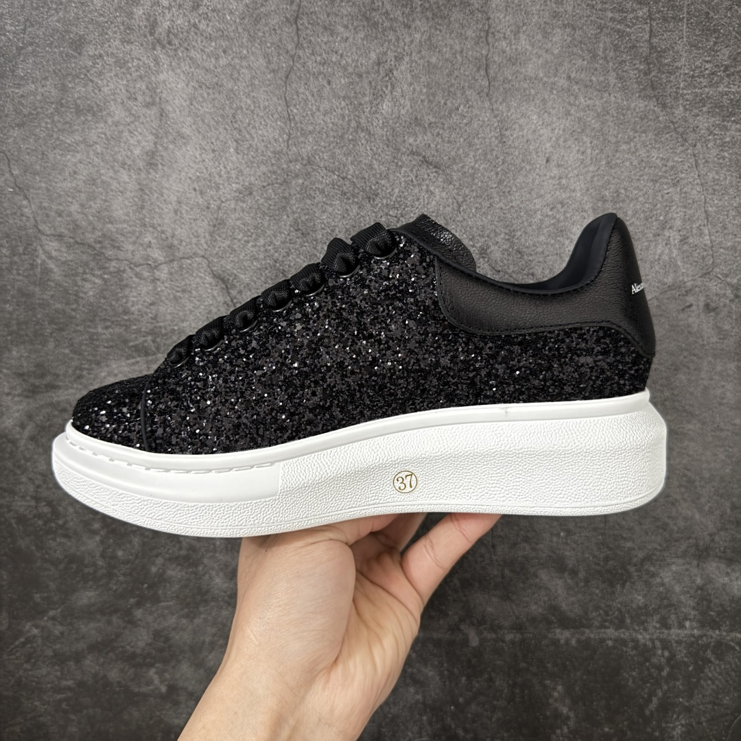 图片[2]-【HT纯原礼盒版】Alexander McQueen/亚历山大麦昆松糕鞋厚底增高小白鞋 黑白满闪钻 全市场配色最齐(100+配色) 性价比最高 同价位品质无敌 进口丝绸亚光原版正品 水染羊皮内里 羊皮垫脚 回弹度到位 耐磨又舒适 鞋底厚4.5cm 全套原版包装 配件齐全 官方一致 凹凸定制正品原盒包装 右脚鞋舌嵌入防伪芯片装置 外盒鞋标官方二维码扫码+防伪芯片 尺码：35-40-选品中心