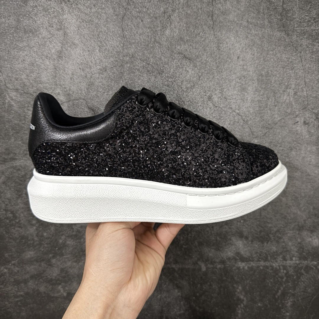 【HT纯原礼盒版】Alexander McQueen/亚历山大麦昆松糕鞋厚底增高小白鞋 黑白满闪钻 全市场配色最齐(100+配色) 性价比最高 同价位品质无敌 进口丝绸亚光原版正品 水染羊皮内里 羊皮垫脚 回弹度到位 耐磨又舒适 鞋底厚4.5cm 全套原版包装 配件齐全 官方一致 凹凸定制正品原盒包装 右脚鞋舌嵌入防伪芯片装置 外盒鞋标官方二维码扫码+防伪芯片 尺码：35-40-选品中心