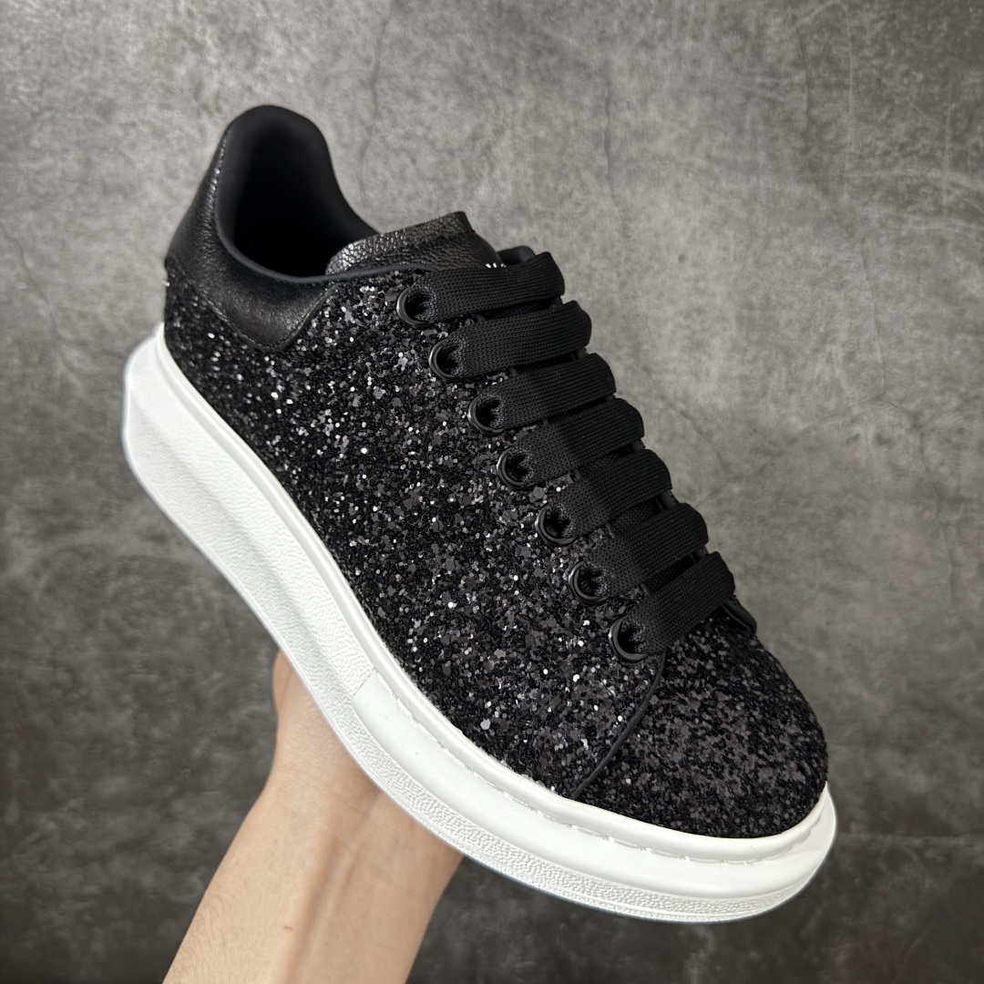 图片[3]-【HT纯原礼盒版】Alexander McQueen/亚历山大麦昆松糕鞋厚底增高小白鞋 黑白满闪钻 全市场配色最齐(100+配色) 性价比最高 同价位品质无敌 进口丝绸亚光原版正品 水染羊皮内里 羊皮垫脚 回弹度到位 耐磨又舒适 鞋底厚4.5cm 全套原版包装 配件齐全 官方一致 凹凸定制正品原盒包装 右脚鞋舌嵌入防伪芯片装置 外盒鞋标官方二维码扫码+防伪芯片 尺码：35-40-选品中心