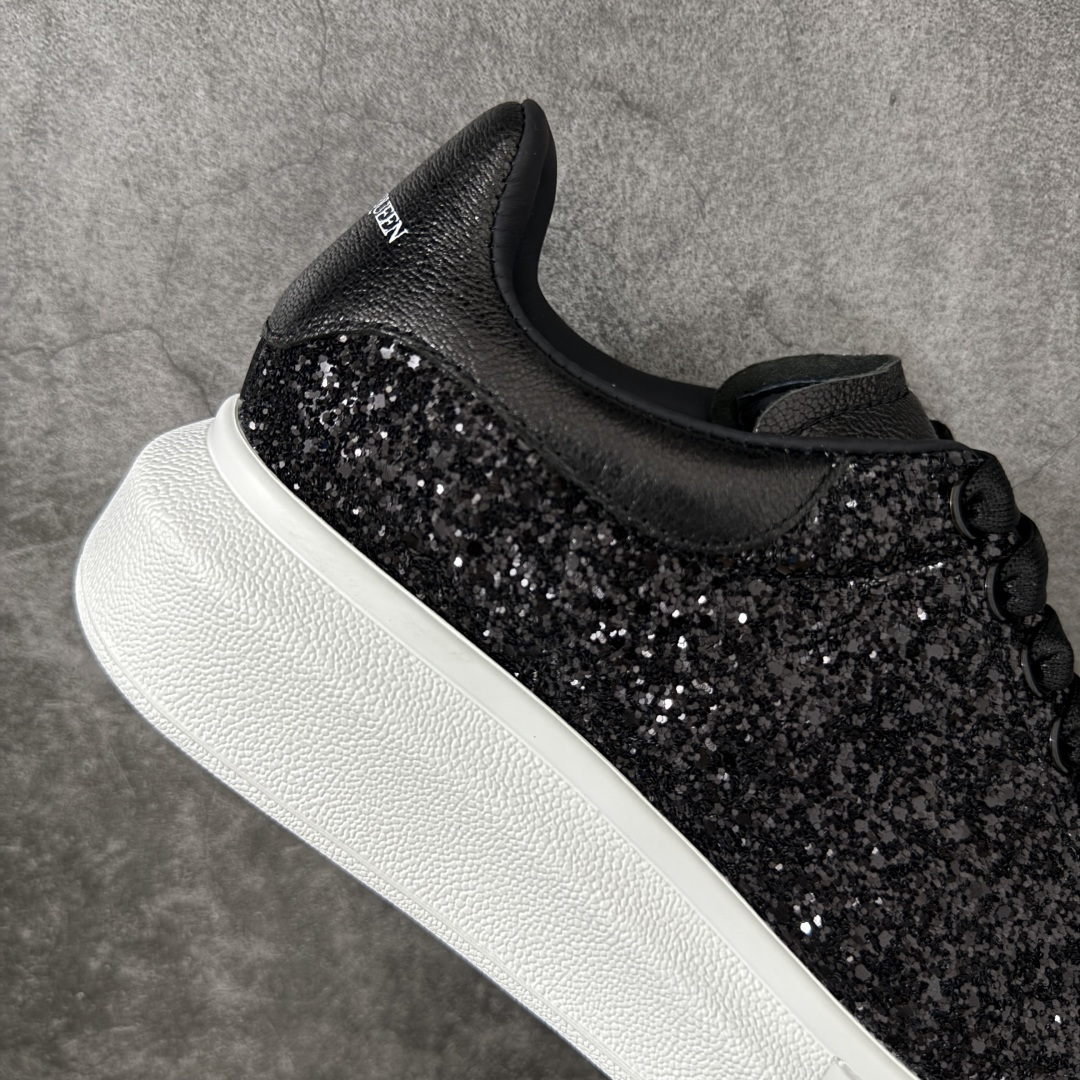 图片[7]-【HT纯原礼盒版】Alexander McQueen/亚历山大麦昆松糕鞋厚底增高小白鞋 黑白满闪钻 全市场配色最齐(100+配色) 性价比最高 同价位品质无敌 进口丝绸亚光原版正品 水染羊皮内里 羊皮垫脚 回弹度到位 耐磨又舒适 鞋底厚4.5cm 全套原版包装 配件齐全 官方一致 凹凸定制正品原盒包装 右脚鞋舌嵌入防伪芯片装置 外盒鞋标官方二维码扫码+防伪芯片 尺码：35-40-选品中心