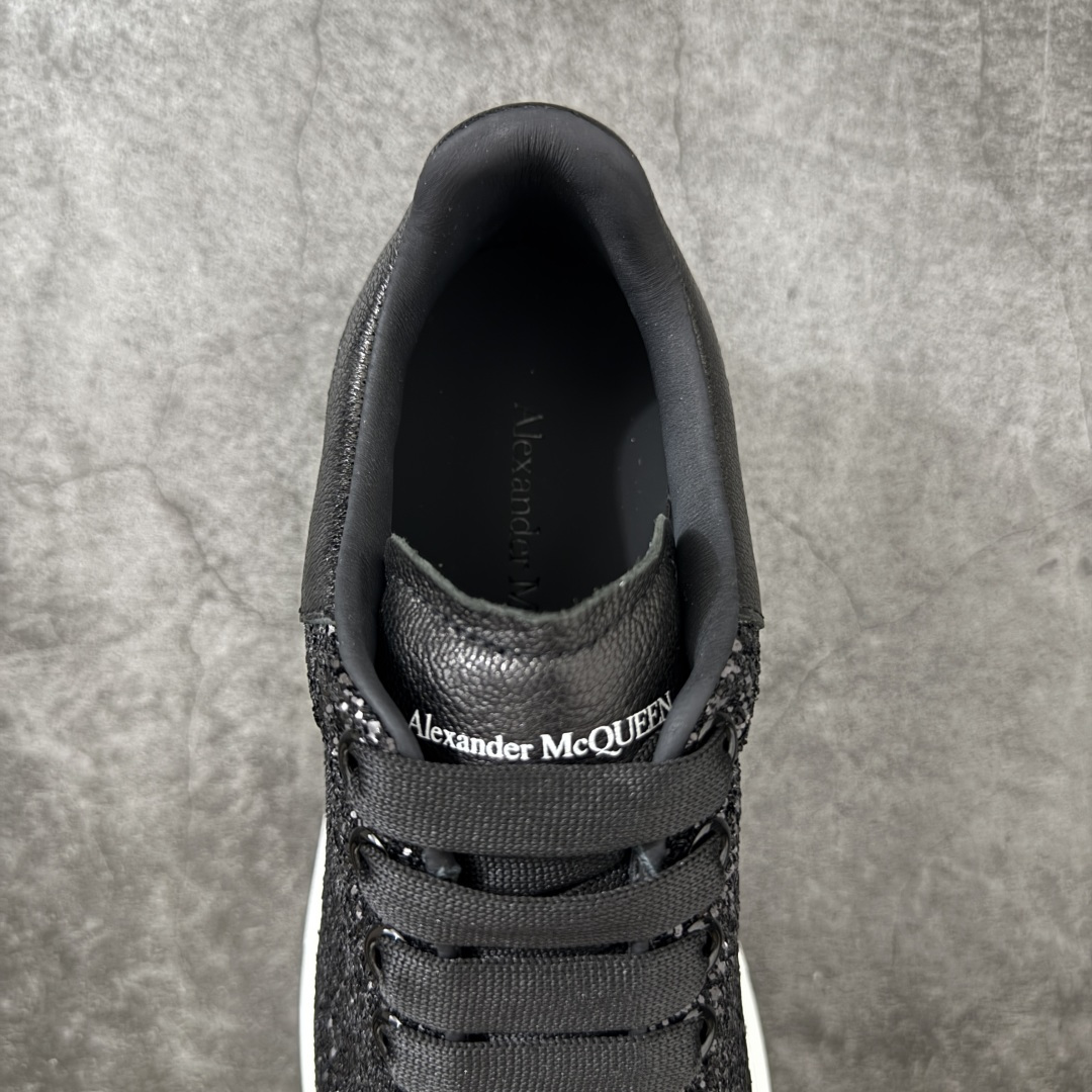 图片[8]-【HT纯原礼盒版】Alexander McQueen/亚历山大麦昆松糕鞋厚底增高小白鞋 黑白满闪钻 全市场配色最齐(100+配色) 性价比最高 同价位品质无敌 进口丝绸亚光原版正品 水染羊皮内里 羊皮垫脚 回弹度到位 耐磨又舒适 鞋底厚4.5cm 全套原版包装 配件齐全 官方一致 凹凸定制正品原盒包装 右脚鞋舌嵌入防伪芯片装置 外盒鞋标官方二维码扫码+防伪芯片 尺码：35-40-选品中心