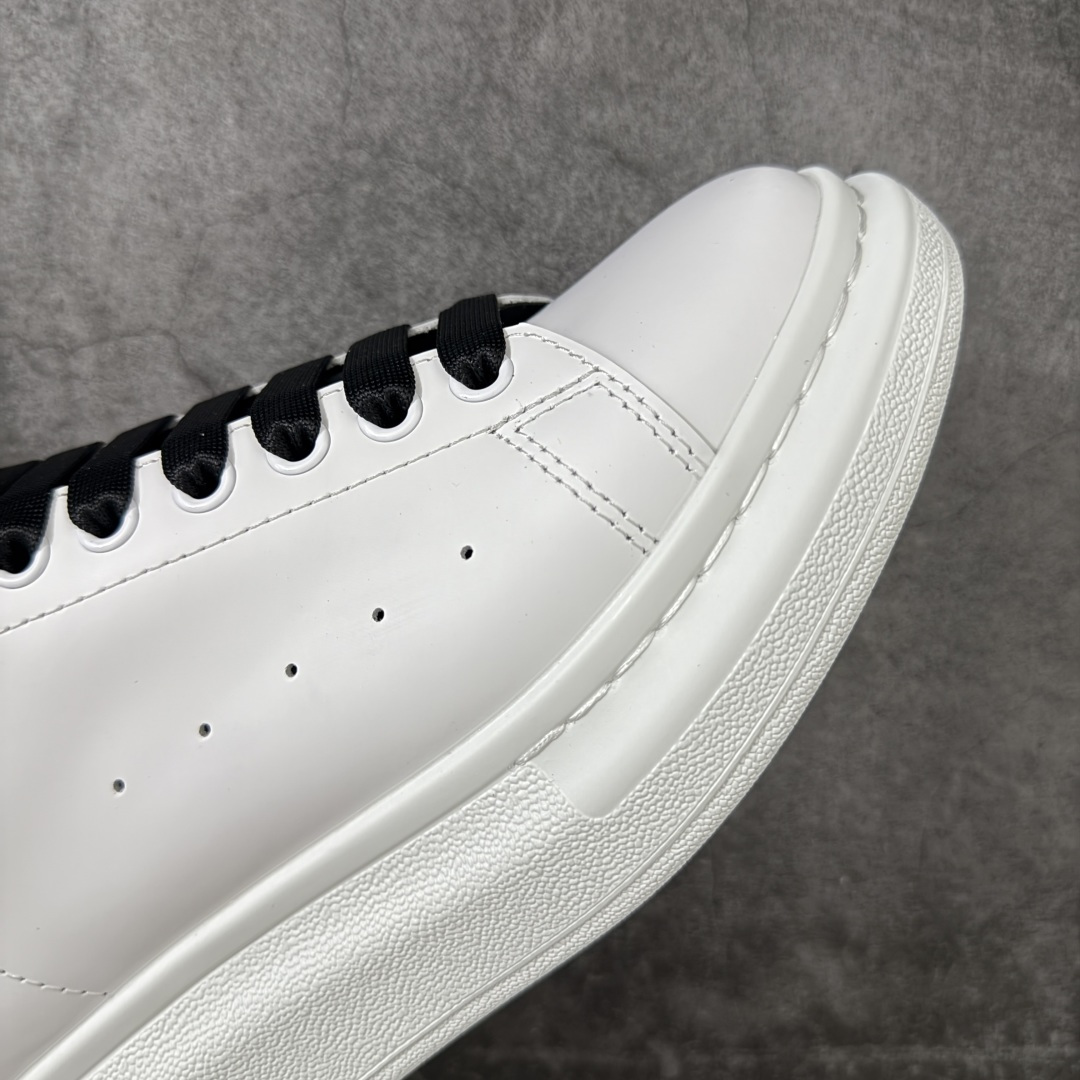 图片[6]-【HT纯原礼盒版】Alexander McQueen/亚历山大麦昆松糕鞋厚底增高小白鞋 白面黑舌 全市场配色最齐(100+配色) 性价比最高 同价位品质无敌 进口丝绸亚光原版正品 水染羊皮内里 羊皮垫脚 回弹度到位 耐磨又舒适 鞋底厚4.5cm 全套原版包装 配件齐全 官方一致 凹凸定制正品原盒包装 右脚鞋舌嵌入防伪芯片装置 外盒鞋标官方二维码扫码+防伪芯片 尺码：40-45-选品中心