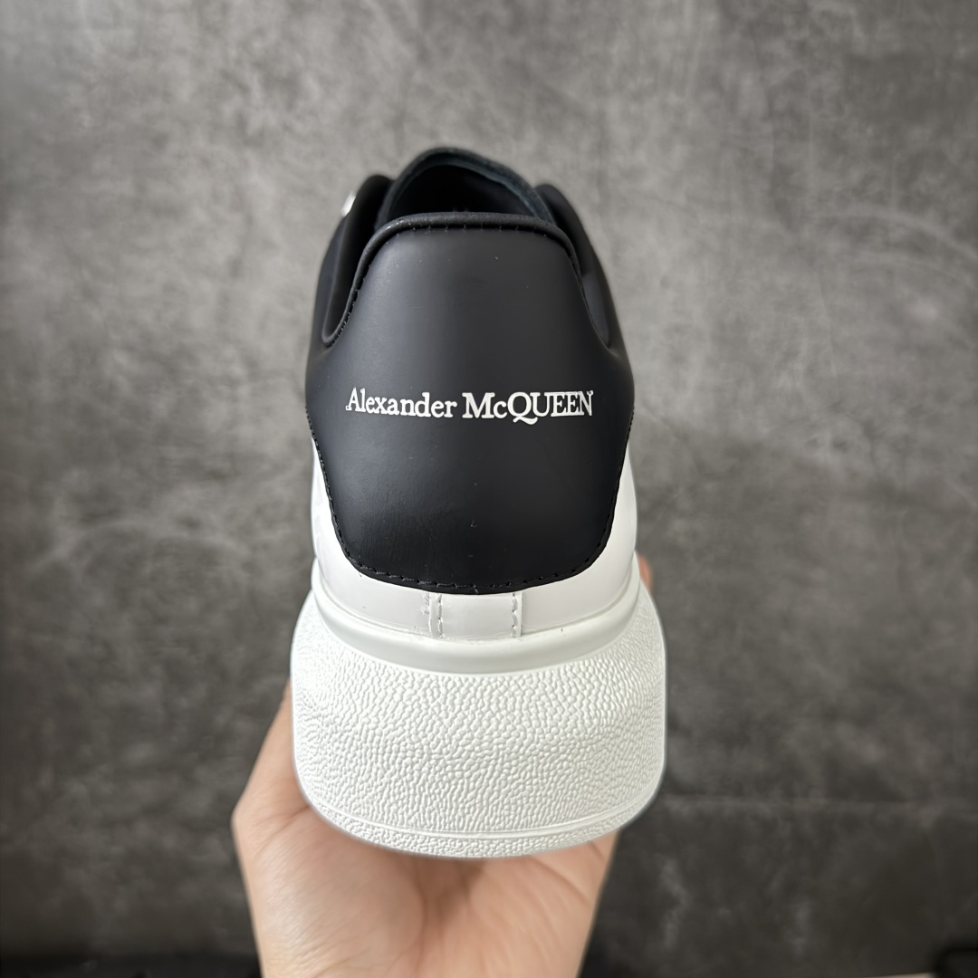 图片[4]-【HT纯原礼盒版】Alexander McQueen/亚历山大麦昆松糕鞋厚底增高小白鞋 白面黑舌 全市场配色最齐(100+配色) 性价比最高 同价位品质无敌 进口丝绸亚光原版正品 水染羊皮内里 羊皮垫脚 回弹度到位 耐磨又舒适 鞋底厚4.5cm 全套原版包装 配件齐全 官方一致 凹凸定制正品原盒包装 右脚鞋舌嵌入防伪芯片装置 外盒鞋标官方二维码扫码+防伪芯片 尺码：40-45-选品中心