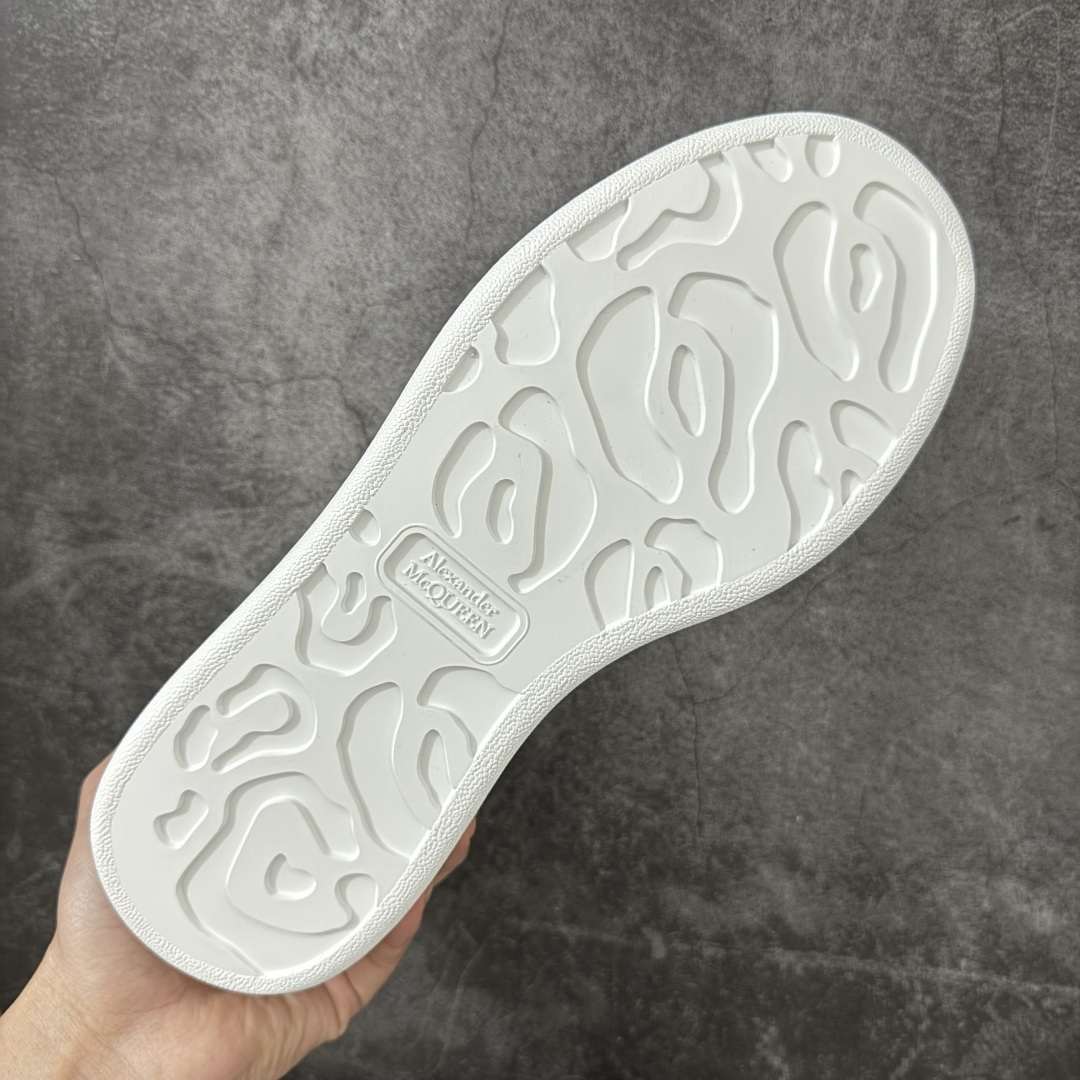 图片[9]-【HT纯原礼盒版】Alexander McQueen/亚历山大麦昆松糕鞋厚底增高小白鞋 白面黑舌 全市场配色最齐(100+配色) 性价比最高 同价位品质无敌 进口丝绸亚光原版正品 水染羊皮内里 羊皮垫脚 回弹度到位 耐磨又舒适 鞋底厚4.5cm 全套原版包装 配件齐全 官方一致 凹凸定制正品原盒包装 右脚鞋舌嵌入防伪芯片装置 外盒鞋标官方二维码扫码+防伪芯片 尺码：40-45-选品中心