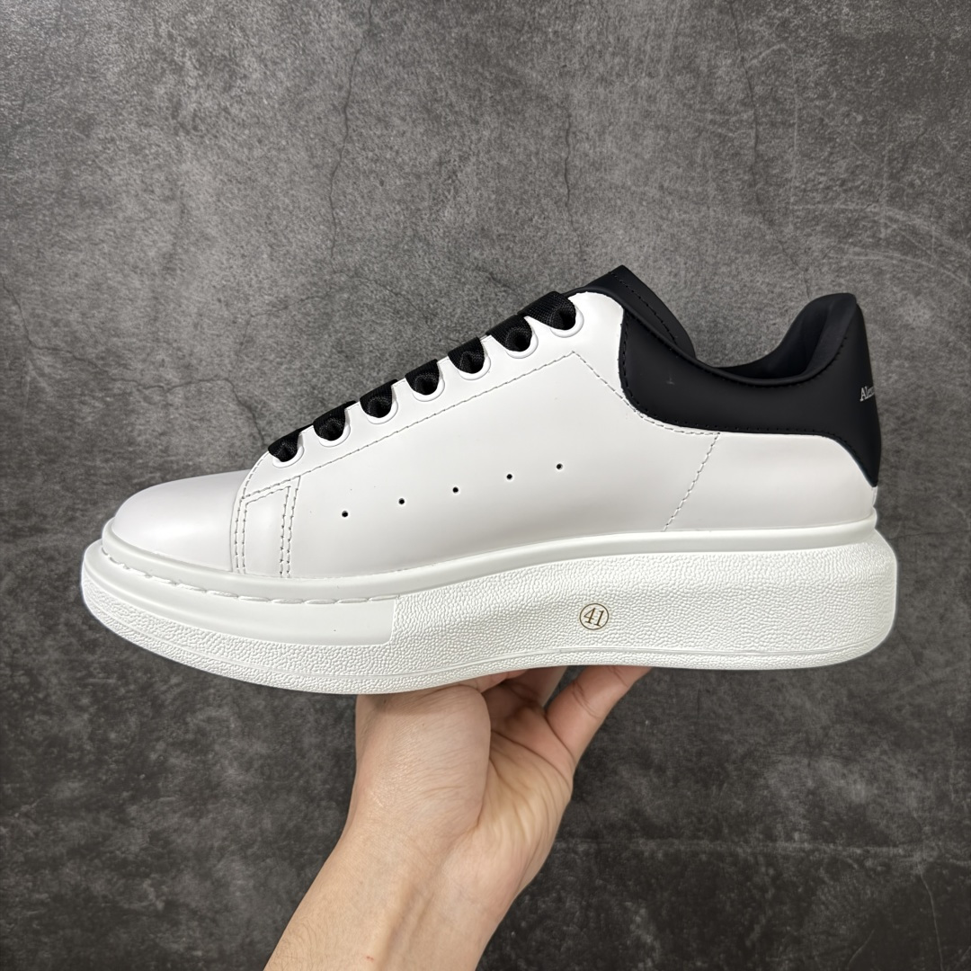 图片[2]-【HT纯原礼盒版】Alexander McQueen/亚历山大麦昆松糕鞋厚底增高小白鞋 白面黑舌 全市场配色最齐(100+配色) 性价比最高 同价位品质无敌 进口丝绸亚光原版正品 水染羊皮内里 羊皮垫脚 回弹度到位 耐磨又舒适 鞋底厚4.5cm 全套原版包装 配件齐全 官方一致 凹凸定制正品原盒包装 右脚鞋舌嵌入防伪芯片装置 外盒鞋标官方二维码扫码+防伪芯片 尺码：40-45-选品中心