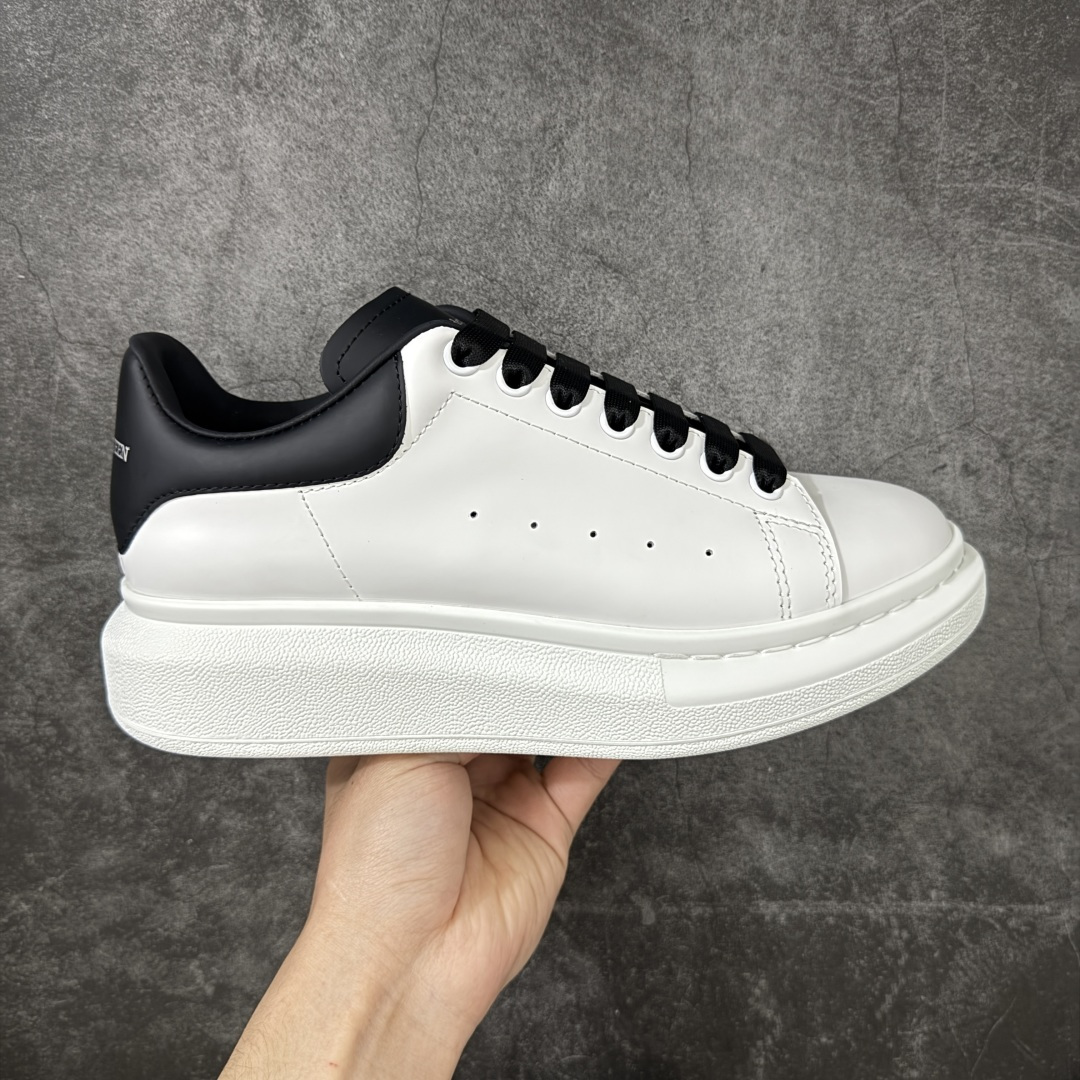 【HT纯原礼盒版】Alexander McQueen/亚历山大麦昆松糕鞋厚底增高小白鞋 白面黑舌 全市场配色最齐(100+配色) 性价比最高 同价位品质无敌 进口丝绸亚光原版正品 水染羊皮内里 羊皮垫脚 回弹度到位 耐磨又舒适 鞋底厚4.5cm 全套原版包装 配件齐全 官方一致 凹凸定制正品原盒包装 右脚鞋舌嵌入防伪芯片装置 外盒鞋标官方二维码扫码+防伪芯片 尺码：40-45-选品中心