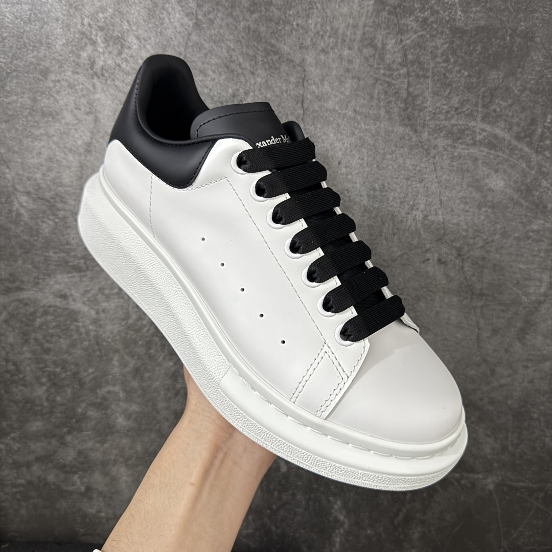 图片[3]-【HT纯原礼盒版】Alexander McQueen/亚历山大麦昆松糕鞋厚底增高小白鞋 白面黑舌 全市场配色最齐(100+配色) 性价比最高 同价位品质无敌 进口丝绸亚光原版正品 水染羊皮内里 羊皮垫脚 回弹度到位 耐磨又舒适 鞋底厚4.5cm 全套原版包装 配件齐全 官方一致 凹凸定制正品原盒包装 右脚鞋舌嵌入防伪芯片装置 外盒鞋标官方二维码扫码+防伪芯片 尺码：40-45-选品中心