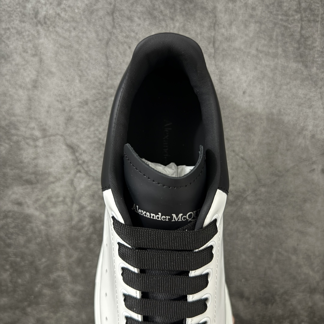 图片[8]-【HT纯原礼盒版】Alexander McQueen/亚历山大麦昆松糕鞋厚底增高小白鞋 白面黑舌 全市场配色最齐(100+配色) 性价比最高 同价位品质无敌 进口丝绸亚光原版正品 水染羊皮内里 羊皮垫脚 回弹度到位 耐磨又舒适 鞋底厚4.5cm 全套原版包装 配件齐全 官方一致 凹凸定制正品原盒包装 右脚鞋舌嵌入防伪芯片装置 外盒鞋标官方二维码扫码+防伪芯片 尺码：40-45-选品中心