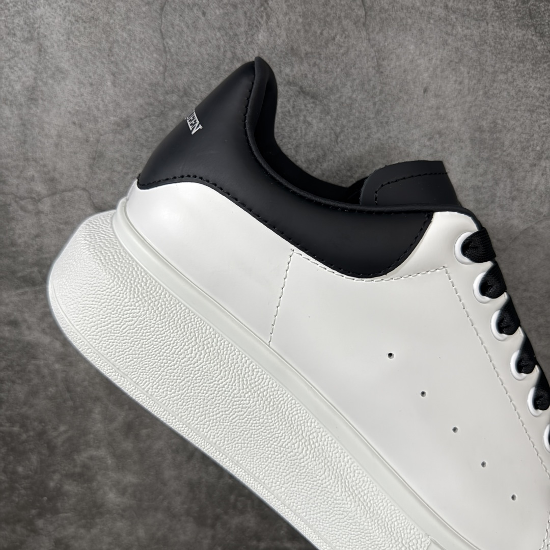 图片[7]-【HT纯原礼盒版】Alexander McQueen/亚历山大麦昆松糕鞋厚底增高小白鞋 白面黑舌 全市场配色最齐(100+配色) 性价比最高 同价位品质无敌 进口丝绸亚光原版正品 水染羊皮内里 羊皮垫脚 回弹度到位 耐磨又舒适 鞋底厚4.5cm 全套原版包装 配件齐全 官方一致 凹凸定制正品原盒包装 右脚鞋舌嵌入防伪芯片装置 外盒鞋标官方二维码扫码+防伪芯片 尺码：40-45-选品中心