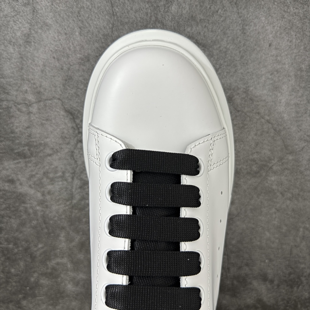 图片[5]-【HT纯原礼盒版】Alexander McQueen/亚历山大麦昆松糕鞋厚底增高小白鞋 白面黑舌 全市场配色最齐(100+配色) 性价比最高 同价位品质无敌 进口丝绸亚光原版正品 水染羊皮内里 羊皮垫脚 回弹度到位 耐磨又舒适 鞋底厚4.5cm 全套原版包装 配件齐全 官方一致 凹凸定制正品原盒包装 右脚鞋舌嵌入防伪芯片装置 外盒鞋标官方二维码扫码+防伪芯片 尺码：40-45-选品中心