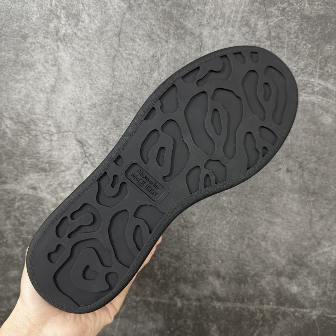 图片[9]-【HT纯原礼盒版】Alexander McQueen/亚历山大麦昆松糕鞋厚底增高小白鞋 黑面鳄鱼纹 全市场配色最齐(100+配色) 性价比最高 同价位品质无敌 进口丝绸亚光原版正品 水染羊皮内里 羊皮垫脚 回弹度到位 耐磨又舒适 鞋底厚4.5cm 全套原版包装 配件齐全 官方一致 凹凸定制正品原盒包装 右脚鞋舌嵌入防伪芯片装置 外盒鞋标官方二维码扫码+防伪芯片 尺码：40-45-选品中心