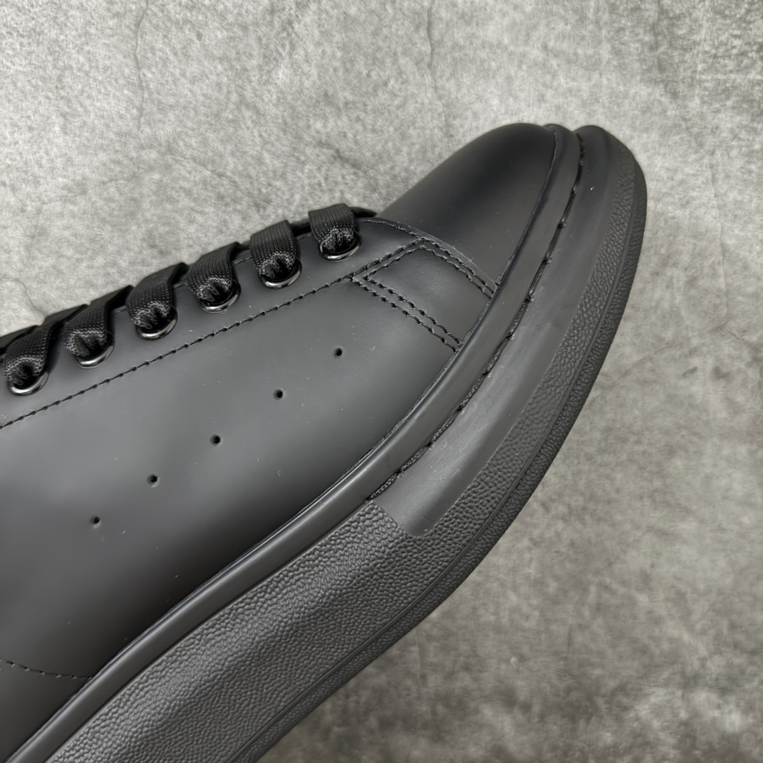 图片[6]-【HT纯原礼盒版】Alexander McQueen/亚历山大麦昆松糕鞋厚底增高小白鞋 黑面鳄鱼纹 全市场配色最齐(100+配色) 性价比最高 同价位品质无敌 进口丝绸亚光原版正品 水染羊皮内里 羊皮垫脚 回弹度到位 耐磨又舒适 鞋底厚4.5cm 全套原版包装 配件齐全 官方一致 凹凸定制正品原盒包装 右脚鞋舌嵌入防伪芯片装置 外盒鞋标官方二维码扫码+防伪芯片 尺码：40-45-选品中心