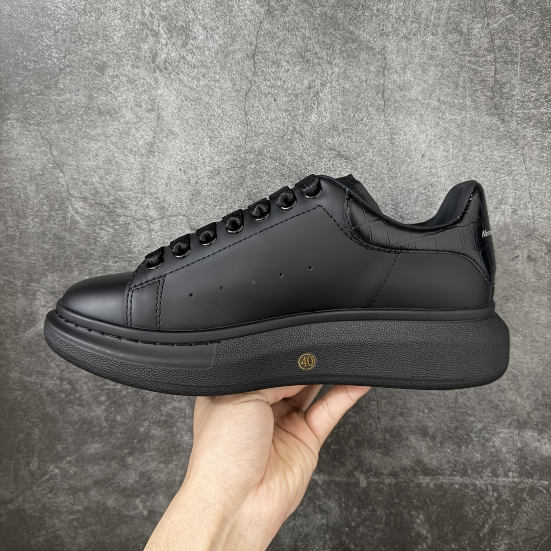 图片[2]-【HT纯原礼盒版】Alexander McQueen/亚历山大麦昆松糕鞋厚底增高小白鞋 黑面鳄鱼纹 全市场配色最齐(100+配色) 性价比最高 同价位品质无敌 进口丝绸亚光原版正品 水染羊皮内里 羊皮垫脚 回弹度到位 耐磨又舒适 鞋底厚4.5cm 全套原版包装 配件齐全 官方一致 凹凸定制正品原盒包装 右脚鞋舌嵌入防伪芯片装置 外盒鞋标官方二维码扫码+防伪芯片 尺码：40-45-选品中心