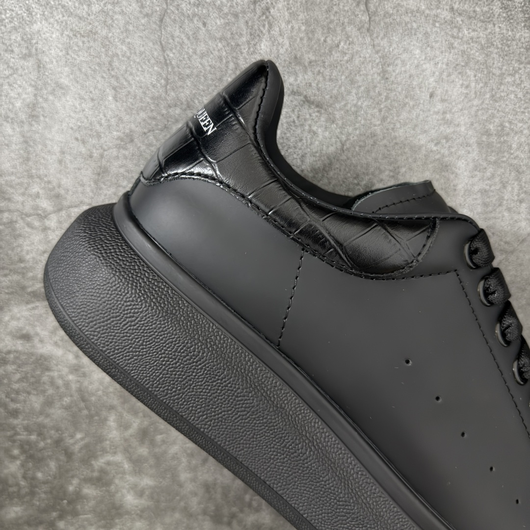 图片[7]-【HT纯原礼盒版】Alexander McQueen/亚历山大麦昆松糕鞋厚底增高小白鞋 黑面鳄鱼纹 全市场配色最齐(100+配色) 性价比最高 同价位品质无敌 进口丝绸亚光原版正品 水染羊皮内里 羊皮垫脚 回弹度到位 耐磨又舒适 鞋底厚4.5cm 全套原版包装 配件齐全 官方一致 凹凸定制正品原盒包装 右脚鞋舌嵌入防伪芯片装置 外盒鞋标官方二维码扫码+防伪芯片 尺码：40-45-选品中心