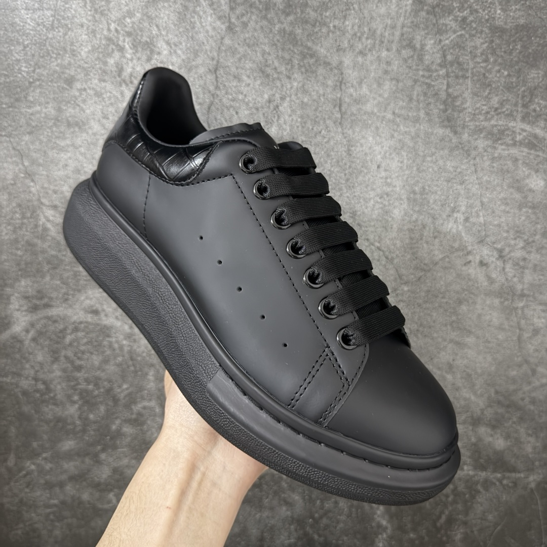 图片[3]-【HT纯原礼盒版】Alexander McQueen/亚历山大麦昆松糕鞋厚底增高小白鞋 黑面鳄鱼纹 全市场配色最齐(100+配色) 性价比最高 同价位品质无敌 进口丝绸亚光原版正品 水染羊皮内里 羊皮垫脚 回弹度到位 耐磨又舒适 鞋底厚4.5cm 全套原版包装 配件齐全 官方一致 凹凸定制正品原盒包装 右脚鞋舌嵌入防伪芯片装置 外盒鞋标官方二维码扫码+防伪芯片 尺码：40-45-选品中心