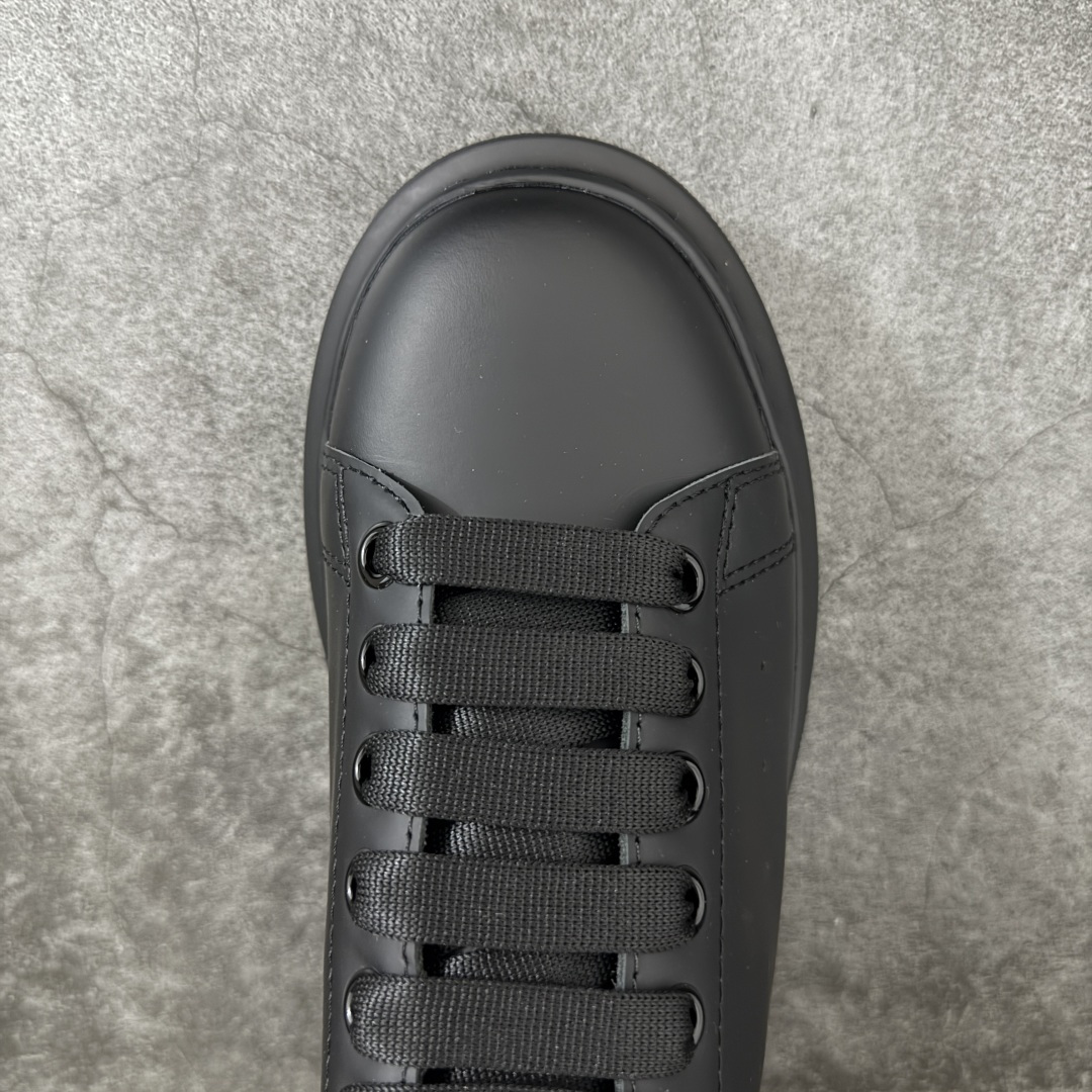 图片[5]-【HT纯原礼盒版】Alexander McQueen/亚历山大麦昆松糕鞋厚底增高小白鞋 黑面鳄鱼纹 全市场配色最齐(100+配色) 性价比最高 同价位品质无敌 进口丝绸亚光原版正品 水染羊皮内里 羊皮垫脚 回弹度到位 耐磨又舒适 鞋底厚4.5cm 全套原版包装 配件齐全 官方一致 凹凸定制正品原盒包装 右脚鞋舌嵌入防伪芯片装置 外盒鞋标官方二维码扫码+防伪芯片 尺码：40-45-选品中心