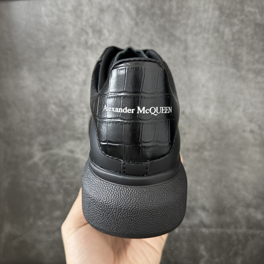 图片[4]-【HT纯原礼盒版】Alexander McQueen/亚历山大麦昆松糕鞋厚底增高小白鞋 黑面鳄鱼纹 全市场配色最齐(100+配色) 性价比最高 同价位品质无敌 进口丝绸亚光原版正品 水染羊皮内里 羊皮垫脚 回弹度到位 耐磨又舒适 鞋底厚4.5cm 全套原版包装 配件齐全 官方一致 凹凸定制正品原盒包装 右脚鞋舌嵌入防伪芯片装置 外盒鞋标官方二维码扫码+防伪芯片 尺码：40-45-选品中心