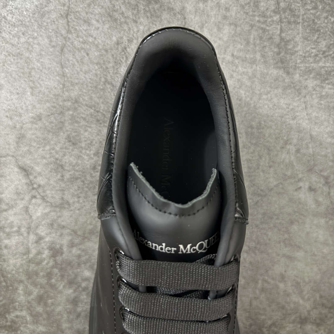 图片[8]-【HT纯原礼盒版】Alexander McQueen/亚历山大麦昆松糕鞋厚底增高小白鞋 黑面鳄鱼纹 全市场配色最齐(100+配色) 性价比最高 同价位品质无敌 进口丝绸亚光原版正品 水染羊皮内里 羊皮垫脚 回弹度到位 耐磨又舒适 鞋底厚4.5cm 全套原版包装 配件齐全 官方一致 凹凸定制正品原盒包装 右脚鞋舌嵌入防伪芯片装置 外盒鞋标官方二维码扫码+防伪芯片 尺码：40-45-选品中心