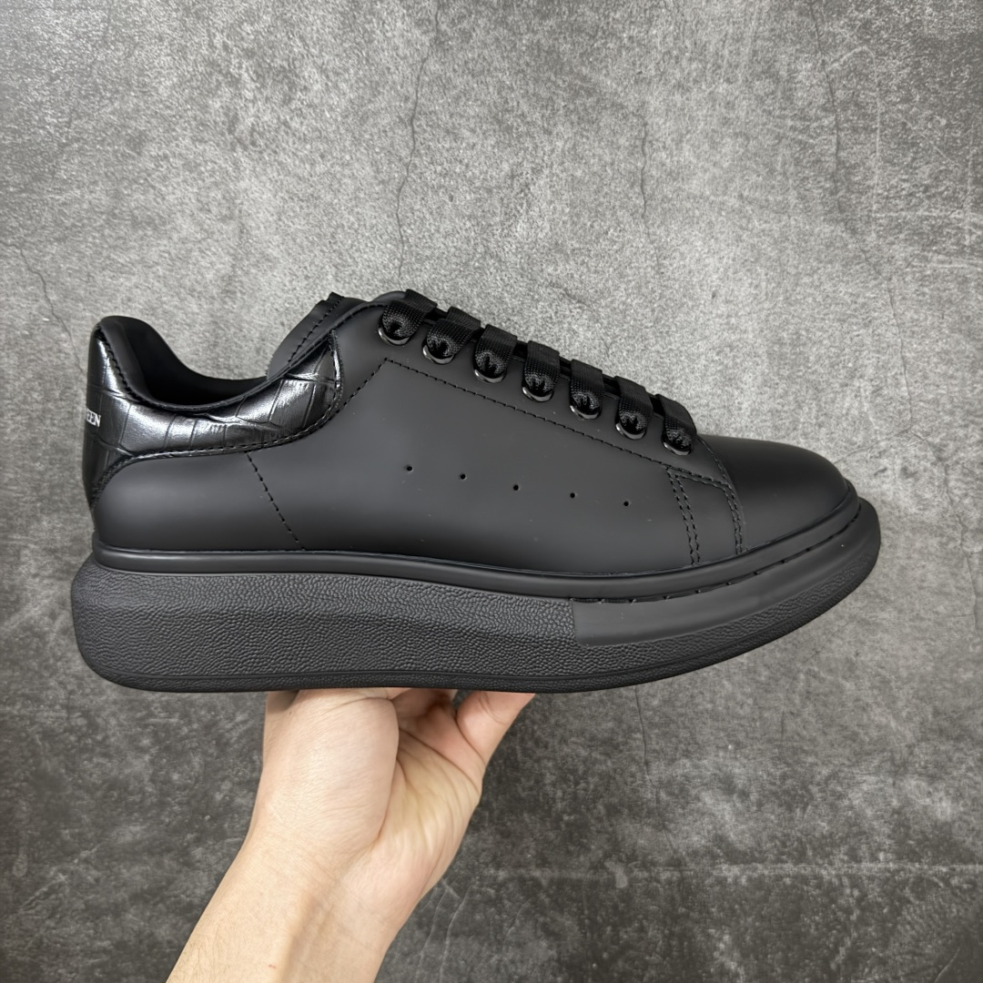 【HT纯原礼盒版】Alexander McQueen/亚历山大麦昆松糕鞋厚底增高小白鞋 黑面鳄鱼纹 全市场配色最齐(100+配色) 性价比最高 同价位品质无敌 进口丝绸亚光原版正品 水染羊皮内里 羊皮垫脚 回弹度到位 耐磨又舒适 鞋底厚4.5cm 全套原版包装 配件齐全 官方一致 凹凸定制正品原盒包装 右脚鞋舌嵌入防伪芯片装置 外盒鞋标官方二维码扫码+防伪芯片 尺码：40-45-选品中心