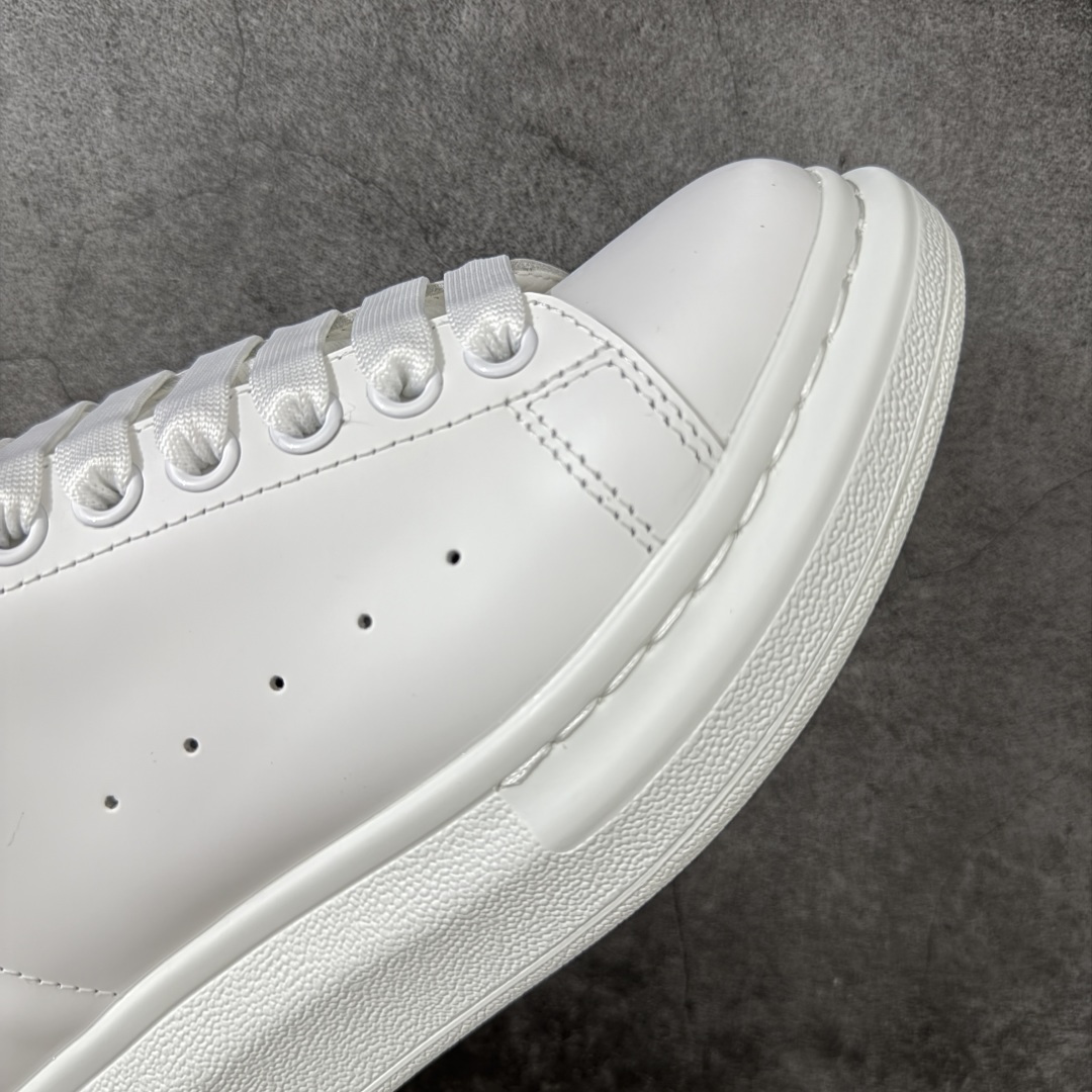 图片[6]-【HT纯原礼盒版】Alexander McQueen/亚历山大麦昆松糕鞋厚底增高小白鞋 渐变黑白钻 全市场配色最齐(100+配色) 性价比最高 同价位品质无敌 进口丝绸亚光原版正品 水染羊皮内里 羊皮垫脚 回弹度到位 耐磨又舒适 鞋底厚4.5cm 全套原版包装 配件齐全 官方一致 凹凸定制正品原盒包装 右脚鞋舌嵌入防伪芯片装置 外盒鞋标官方二维码扫码+防伪芯片 尺码：35-45-选品中心