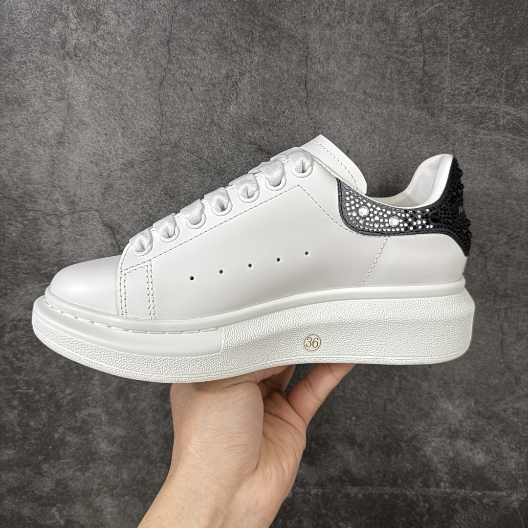 图片[2]-【HT纯原礼盒版】Alexander McQueen/亚历山大麦昆松糕鞋厚底增高小白鞋 渐变黑白钻 全市场配色最齐(100+配色) 性价比最高 同价位品质无敌 进口丝绸亚光原版正品 水染羊皮内里 羊皮垫脚 回弹度到位 耐磨又舒适 鞋底厚4.5cm 全套原版包装 配件齐全 官方一致 凹凸定制正品原盒包装 右脚鞋舌嵌入防伪芯片装置 外盒鞋标官方二维码扫码+防伪芯片 尺码：35-45-选品中心