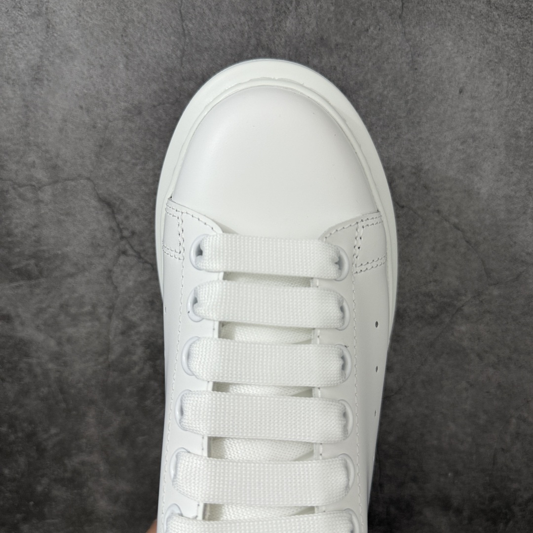 图片[5]-【HT纯原礼盒版】Alexander McQueen/亚历山大麦昆松糕鞋厚底增高小白鞋 渐变黑白钻 全市场配色最齐(100+配色) 性价比最高 同价位品质无敌 进口丝绸亚光原版正品 水染羊皮内里 羊皮垫脚 回弹度到位 耐磨又舒适 鞋底厚4.5cm 全套原版包装 配件齐全 官方一致 凹凸定制正品原盒包装 右脚鞋舌嵌入防伪芯片装置 外盒鞋标官方二维码扫码+防伪芯片 尺码：35-45-选品中心