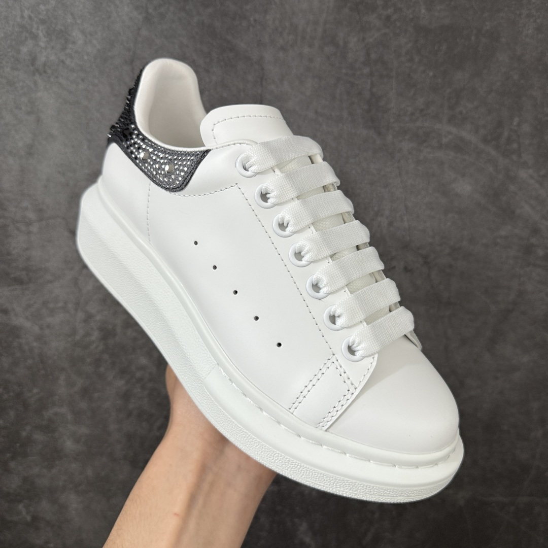 图片[3]-【HT纯原礼盒版】Alexander McQueen/亚历山大麦昆松糕鞋厚底增高小白鞋 渐变黑白钻 全市场配色最齐(100+配色) 性价比最高 同价位品质无敌 进口丝绸亚光原版正品 水染羊皮内里 羊皮垫脚 回弹度到位 耐磨又舒适 鞋底厚4.5cm 全套原版包装 配件齐全 官方一致 凹凸定制正品原盒包装 右脚鞋舌嵌入防伪芯片装置 外盒鞋标官方二维码扫码+防伪芯片 尺码：35-45-选品中心