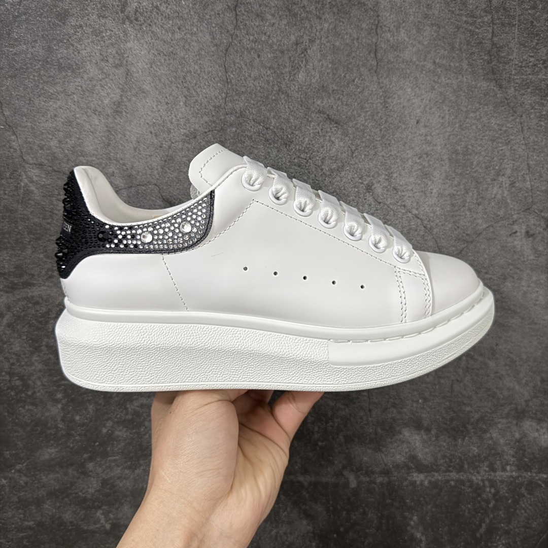 【HT纯原礼盒版】Alexander McQueen/亚历山大麦昆松糕鞋厚底增高小白鞋 渐变黑白钻 全市场配色最齐(100+配色) 性价比最高 同价位品质无敌 进口丝绸亚光原版正品 水染羊皮内里 羊皮垫脚 回弹度到位 耐磨又舒适 鞋底厚4.5cm 全套原版包装 配件齐全 官方一致 凹凸定制正品原盒包装 右脚鞋舌嵌入防伪芯片装置 外盒鞋标官方二维码扫码+防伪芯片 尺码：35-45-选品中心