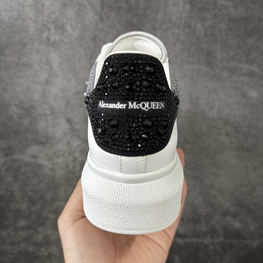 图片[4]-【HT纯原礼盒版】Alexander McQueen/亚历山大麦昆松糕鞋厚底增高小白鞋 渐变黑白钻 全市场配色最齐(100+配色) 性价比最高 同价位品质无敌 进口丝绸亚光原版正品 水染羊皮内里 羊皮垫脚 回弹度到位 耐磨又舒适 鞋底厚4.5cm 全套原版包装 配件齐全 官方一致 凹凸定制正品原盒包装 右脚鞋舌嵌入防伪芯片装置 外盒鞋标官方二维码扫码+防伪芯片 尺码：35-45-选品中心