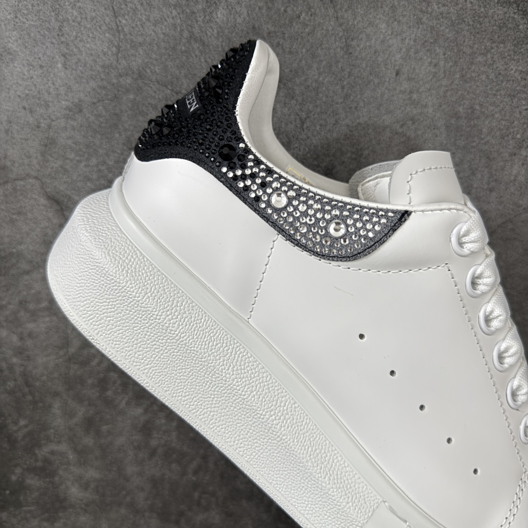 图片[7]-【HT纯原礼盒版】Alexander McQueen/亚历山大麦昆松糕鞋厚底增高小白鞋 渐变黑白钻 全市场配色最齐(100+配色) 性价比最高 同价位品质无敌 进口丝绸亚光原版正品 水染羊皮内里 羊皮垫脚 回弹度到位 耐磨又舒适 鞋底厚4.5cm 全套原版包装 配件齐全 官方一致 凹凸定制正品原盒包装 右脚鞋舌嵌入防伪芯片装置 外盒鞋标官方二维码扫码+防伪芯片 尺码：35-45-选品中心