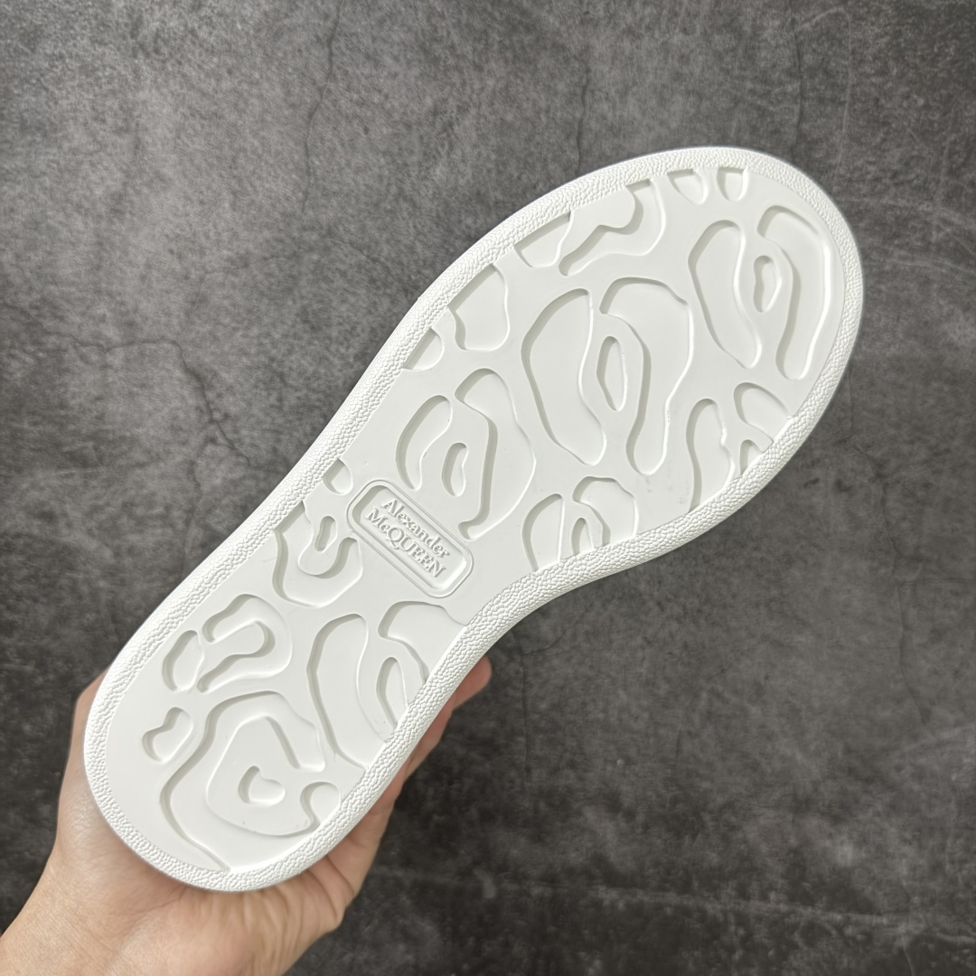 图片[9]-【HT纯原礼盒版】Alexander McQueen/亚历山大麦昆松糕鞋厚底增高小白鞋 渐变黑白钻 全市场配色最齐(100+配色) 性价比最高 同价位品质无敌 进口丝绸亚光原版正品 水染羊皮内里 羊皮垫脚 回弹度到位 耐磨又舒适 鞋底厚4.5cm 全套原版包装 配件齐全 官方一致 凹凸定制正品原盒包装 右脚鞋舌嵌入防伪芯片装置 外盒鞋标官方二维码扫码+防伪芯片 尺码：35-45-选品中心