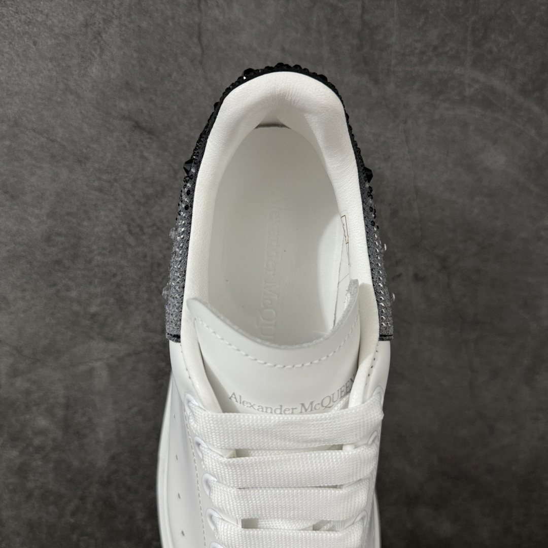图片[8]-【HT纯原礼盒版】Alexander McQueen/亚历山大麦昆松糕鞋厚底增高小白鞋 渐变黑白钻 全市场配色最齐(100+配色) 性价比最高 同价位品质无敌 进口丝绸亚光原版正品 水染羊皮内里 羊皮垫脚 回弹度到位 耐磨又舒适 鞋底厚4.5cm 全套原版包装 配件齐全 官方一致 凹凸定制正品原盒包装 右脚鞋舌嵌入防伪芯片装置 外盒鞋标官方二维码扫码+防伪芯片 尺码：35-45-选品中心