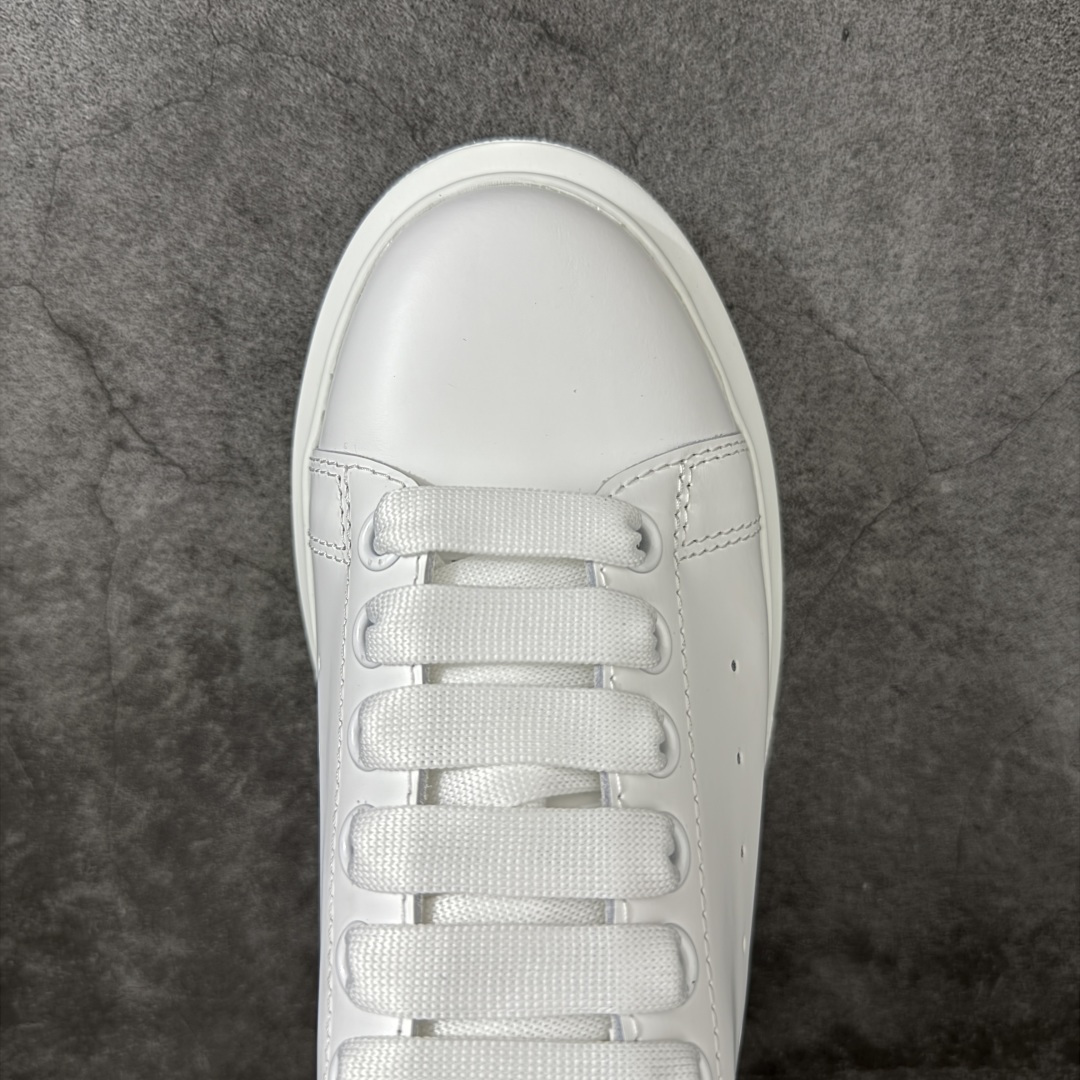 图片[5]-【HT纯原礼盒版】Alexander McQueen/亚历山大麦昆松糕鞋厚底增高小白鞋 紫钻尾 全市场配色最齐(100+配色) 性价比最高 同价位品质无敌 进口丝绸亚光原版正品 水染羊皮内里 羊皮垫脚 回弹度到位 耐磨又舒适 鞋底厚4.5cm 全套原版包装 配件齐全 官方一致 凹凸定制正品原盒包装 右脚鞋舌嵌入防伪芯片装置 外盒鞋标官方二维码扫码+防伪芯片 尺码：35-40-选品中心