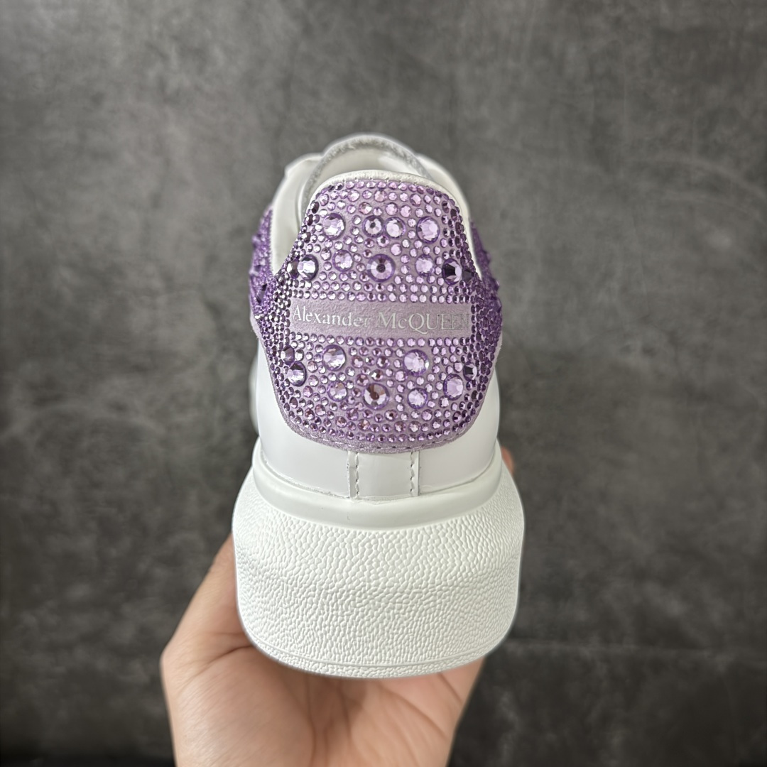 图片[4]-【HT纯原礼盒版】Alexander McQueen/亚历山大麦昆松糕鞋厚底增高小白鞋 紫钻尾 全市场配色最齐(100+配色) 性价比最高 同价位品质无敌 进口丝绸亚光原版正品 水染羊皮内里 羊皮垫脚 回弹度到位 耐磨又舒适 鞋底厚4.5cm 全套原版包装 配件齐全 官方一致 凹凸定制正品原盒包装 右脚鞋舌嵌入防伪芯片装置 外盒鞋标官方二维码扫码+防伪芯片 尺码：35-40-选品中心