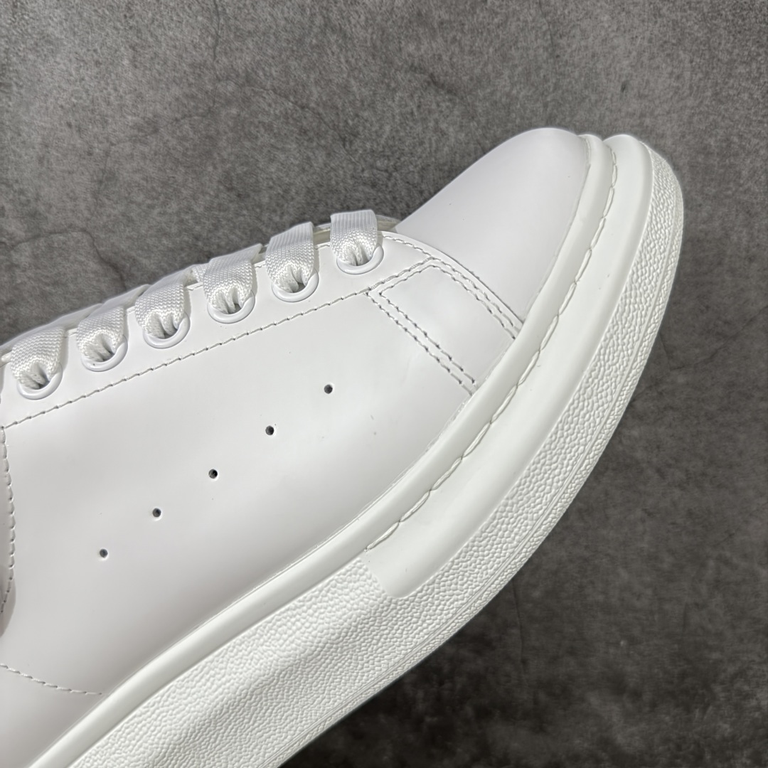 图片[6]-【HT纯原礼盒版】Alexander McQueen/亚历山大麦昆松糕鞋厚底增高小白鞋 紫钻尾 全市场配色最齐(100+配色) 性价比最高 同价位品质无敌 进口丝绸亚光原版正品 水染羊皮内里 羊皮垫脚 回弹度到位 耐磨又舒适 鞋底厚4.5cm 全套原版包装 配件齐全 官方一致 凹凸定制正品原盒包装 右脚鞋舌嵌入防伪芯片装置 外盒鞋标官方二维码扫码+防伪芯片 尺码：35-40-选品中心