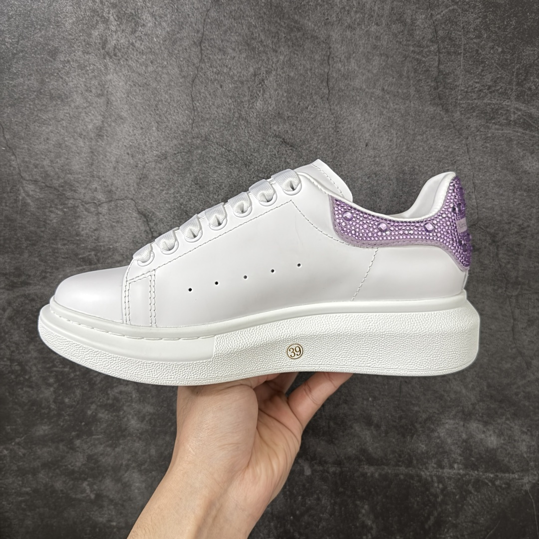 图片[2]-【HT纯原礼盒版】Alexander McQueen/亚历山大麦昆松糕鞋厚底增高小白鞋 紫钻尾 全市场配色最齐(100+配色) 性价比最高 同价位品质无敌 进口丝绸亚光原版正品 水染羊皮内里 羊皮垫脚 回弹度到位 耐磨又舒适 鞋底厚4.5cm 全套原版包装 配件齐全 官方一致 凹凸定制正品原盒包装 右脚鞋舌嵌入防伪芯片装置 外盒鞋标官方二维码扫码+防伪芯片 尺码：35-40-选品中心
