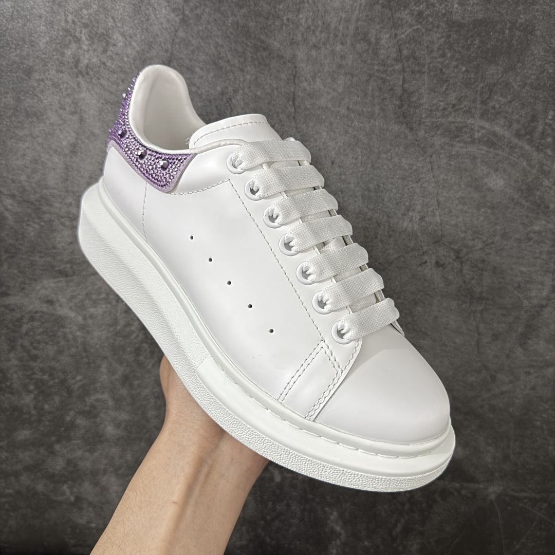 图片[3]-【HT纯原礼盒版】Alexander McQueen/亚历山大麦昆松糕鞋厚底增高小白鞋 紫钻尾 全市场配色最齐(100+配色) 性价比最高 同价位品质无敌 进口丝绸亚光原版正品 水染羊皮内里 羊皮垫脚 回弹度到位 耐磨又舒适 鞋底厚4.5cm 全套原版包装 配件齐全 官方一致 凹凸定制正品原盒包装 右脚鞋舌嵌入防伪芯片装置 外盒鞋标官方二维码扫码+防伪芯片 尺码：35-40-选品中心