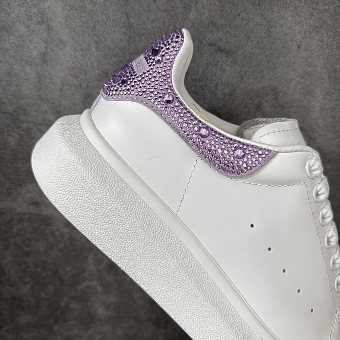 图片[7]-【HT纯原礼盒版】Alexander McQueen/亚历山大麦昆松糕鞋厚底增高小白鞋 紫钻尾 全市场配色最齐(100+配色) 性价比最高 同价位品质无敌 进口丝绸亚光原版正品 水染羊皮内里 羊皮垫脚 回弹度到位 耐磨又舒适 鞋底厚4.5cm 全套原版包装 配件齐全 官方一致 凹凸定制正品原盒包装 右脚鞋舌嵌入防伪芯片装置 外盒鞋标官方二维码扫码+防伪芯片 尺码：35-40-选品中心