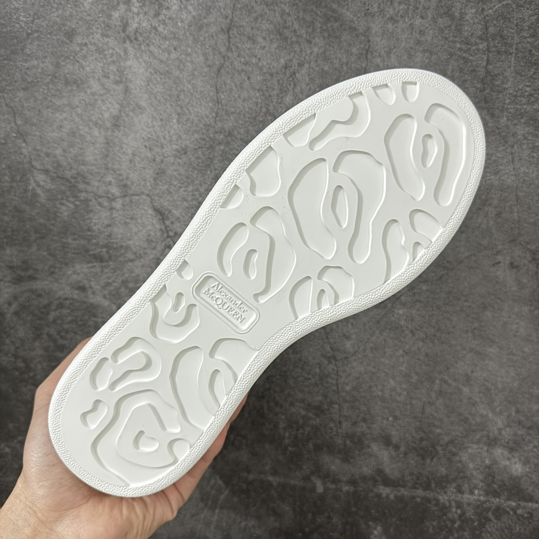 图片[9]-【HT纯原礼盒版】Alexander McQueen/亚历山大麦昆松糕鞋厚底增高小白鞋 紫钻尾 全市场配色最齐(100+配色) 性价比最高 同价位品质无敌 进口丝绸亚光原版正品 水染羊皮内里 羊皮垫脚 回弹度到位 耐磨又舒适 鞋底厚4.5cm 全套原版包装 配件齐全 官方一致 凹凸定制正品原盒包装 右脚鞋舌嵌入防伪芯片装置 外盒鞋标官方二维码扫码+防伪芯片 尺码：35-40-选品中心