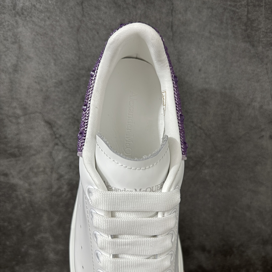图片[8]-【HT纯原礼盒版】Alexander McQueen/亚历山大麦昆松糕鞋厚底增高小白鞋 紫钻尾 全市场配色最齐(100+配色) 性价比最高 同价位品质无敌 进口丝绸亚光原版正品 水染羊皮内里 羊皮垫脚 回弹度到位 耐磨又舒适 鞋底厚4.5cm 全套原版包装 配件齐全 官方一致 凹凸定制正品原盒包装 右脚鞋舌嵌入防伪芯片装置 外盒鞋标官方二维码扫码+防伪芯片 尺码：35-40-选品中心