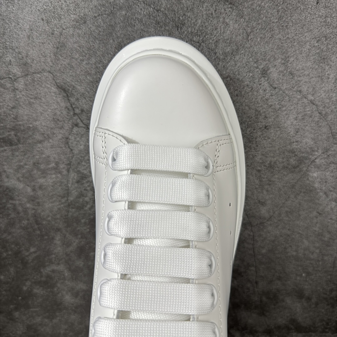 图片[5]-【HT纯原礼盒版】Alexander McQueen/亚历山大麦昆松糕鞋厚底增高小白鞋 灰钻 全市场配色最齐(100+配色) 性价比最高 同价位品质无敌 进口丝绸亚光原版正品 水染羊皮内里 羊皮垫脚 回弹度到位 耐磨又舒适 鞋底厚4.5cm 全套原版包装 配件齐全 官方一致 凹凸定制正品原盒包装 右脚鞋舌嵌入防伪芯片装置 外盒鞋标官方二维码扫码+防伪芯片 尺码：35-40-选品中心