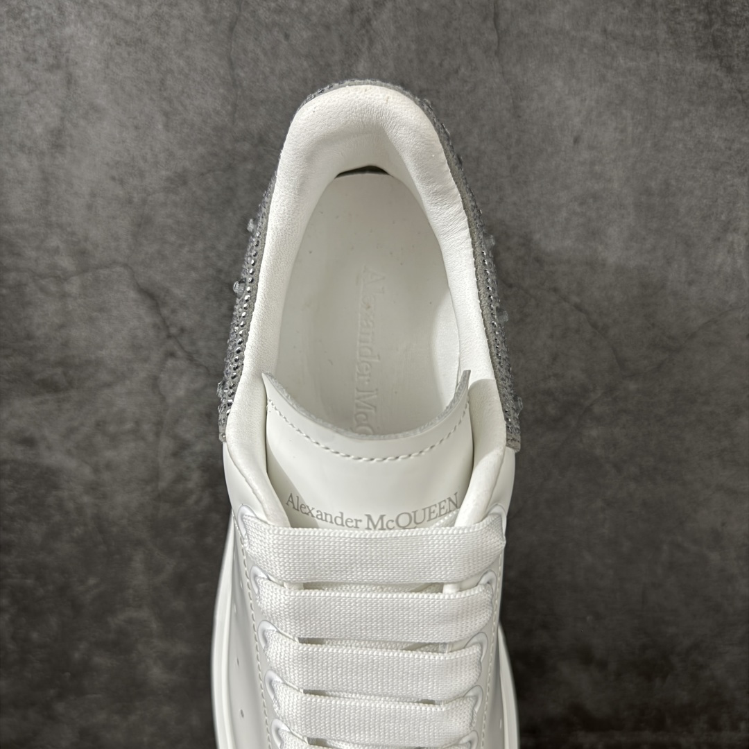 图片[8]-【HT纯原礼盒版】Alexander McQueen/亚历山大麦昆松糕鞋厚底增高小白鞋 灰钻 全市场配色最齐(100+配色) 性价比最高 同价位品质无敌 进口丝绸亚光原版正品 水染羊皮内里 羊皮垫脚 回弹度到位 耐磨又舒适 鞋底厚4.5cm 全套原版包装 配件齐全 官方一致 凹凸定制正品原盒包装 右脚鞋舌嵌入防伪芯片装置 外盒鞋标官方二维码扫码+防伪芯片 尺码：35-40-选品中心