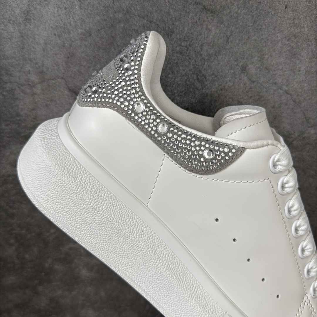 图片[7]-【HT纯原礼盒版】Alexander McQueen/亚历山大麦昆松糕鞋厚底增高小白鞋 灰钻 全市场配色最齐(100+配色) 性价比最高 同价位品质无敌 进口丝绸亚光原版正品 水染羊皮内里 羊皮垫脚 回弹度到位 耐磨又舒适 鞋底厚4.5cm 全套原版包装 配件齐全 官方一致 凹凸定制正品原盒包装 右脚鞋舌嵌入防伪芯片装置 外盒鞋标官方二维码扫码+防伪芯片 尺码：35-40-选品中心