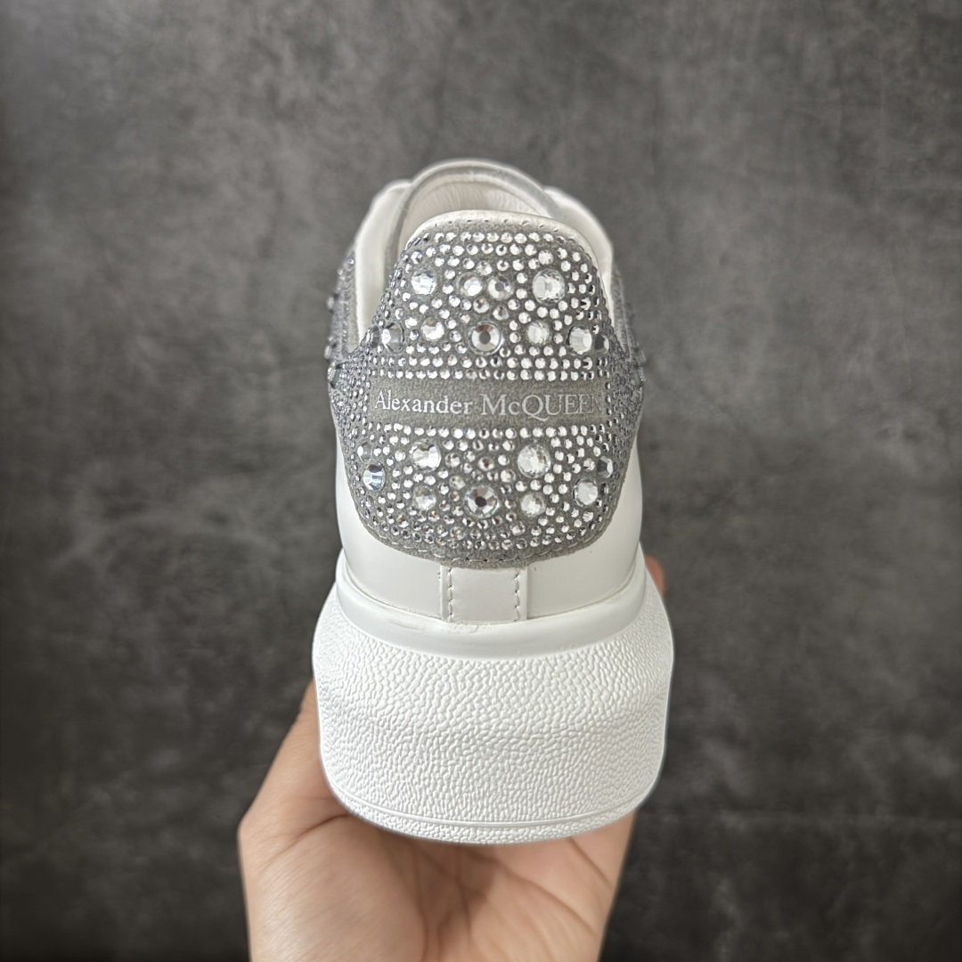 图片[4]-【HT纯原礼盒版】Alexander McQueen/亚历山大麦昆松糕鞋厚底增高小白鞋 灰钻 全市场配色最齐(100+配色) 性价比最高 同价位品质无敌 进口丝绸亚光原版正品 水染羊皮内里 羊皮垫脚 回弹度到位 耐磨又舒适 鞋底厚4.5cm 全套原版包装 配件齐全 官方一致 凹凸定制正品原盒包装 右脚鞋舌嵌入防伪芯片装置 外盒鞋标官方二维码扫码+防伪芯片 尺码：35-40-选品中心