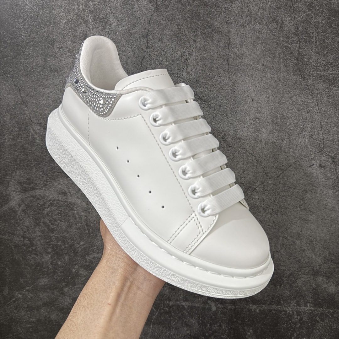 图片[3]-【HT纯原礼盒版】Alexander McQueen/亚历山大麦昆松糕鞋厚底增高小白鞋 灰钻 全市场配色最齐(100+配色) 性价比最高 同价位品质无敌 进口丝绸亚光原版正品 水染羊皮内里 羊皮垫脚 回弹度到位 耐磨又舒适 鞋底厚4.5cm 全套原版包装 配件齐全 官方一致 凹凸定制正品原盒包装 右脚鞋舌嵌入防伪芯片装置 外盒鞋标官方二维码扫码+防伪芯片 尺码：35-40-选品中心