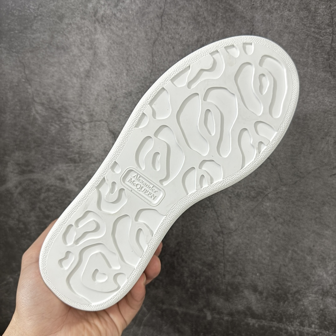 图片[9]-【HT纯原礼盒版】Alexander McQueen/亚历山大麦昆松糕鞋厚底增高小白鞋 灰钻 全市场配色最齐(100+配色) 性价比最高 同价位品质无敌 进口丝绸亚光原版正品 水染羊皮内里 羊皮垫脚 回弹度到位 耐磨又舒适 鞋底厚4.5cm 全套原版包装 配件齐全 官方一致 凹凸定制正品原盒包装 右脚鞋舌嵌入防伪芯片装置 外盒鞋标官方二维码扫码+防伪芯片 尺码：35-40-选品中心